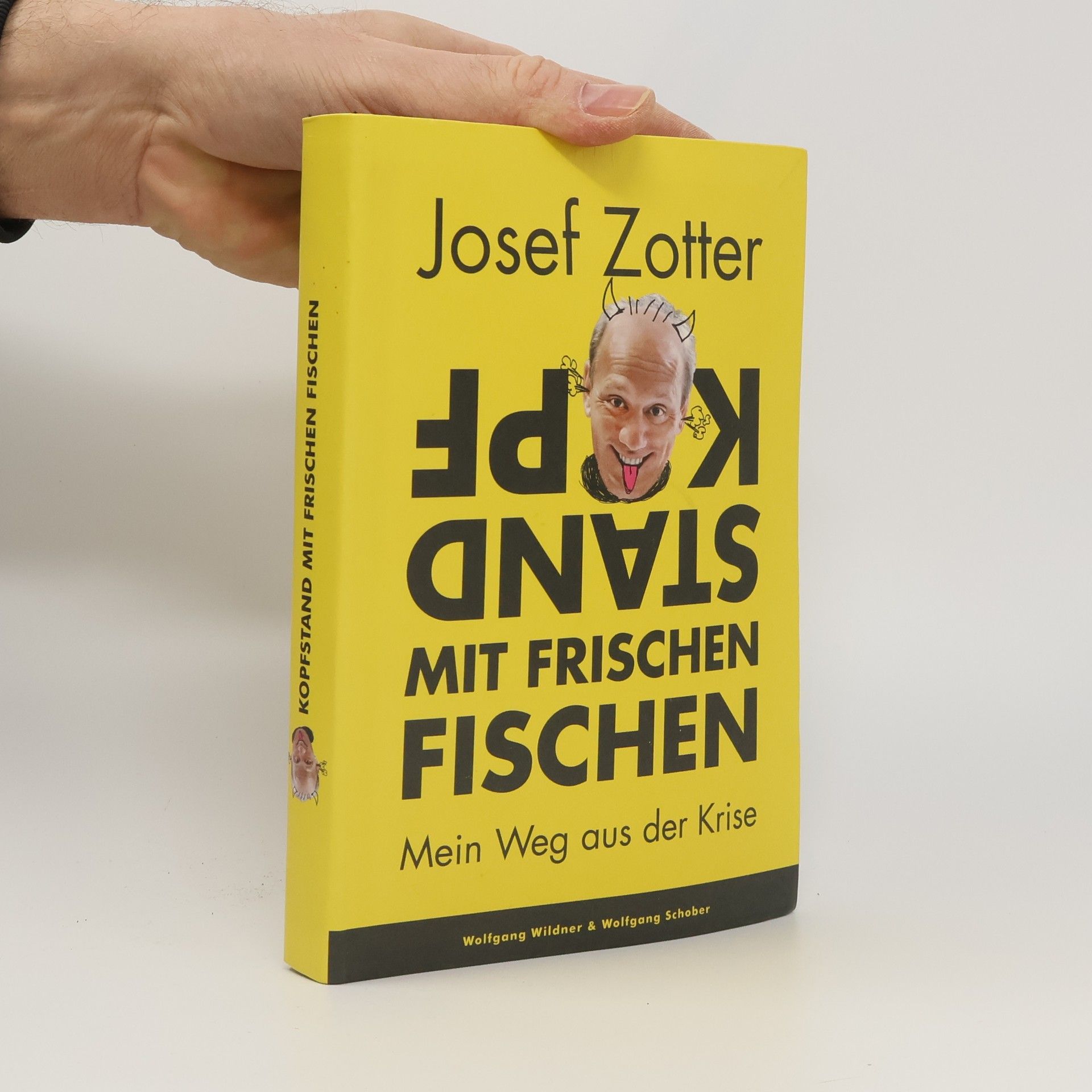 Kopfstand mit frischen Fischen