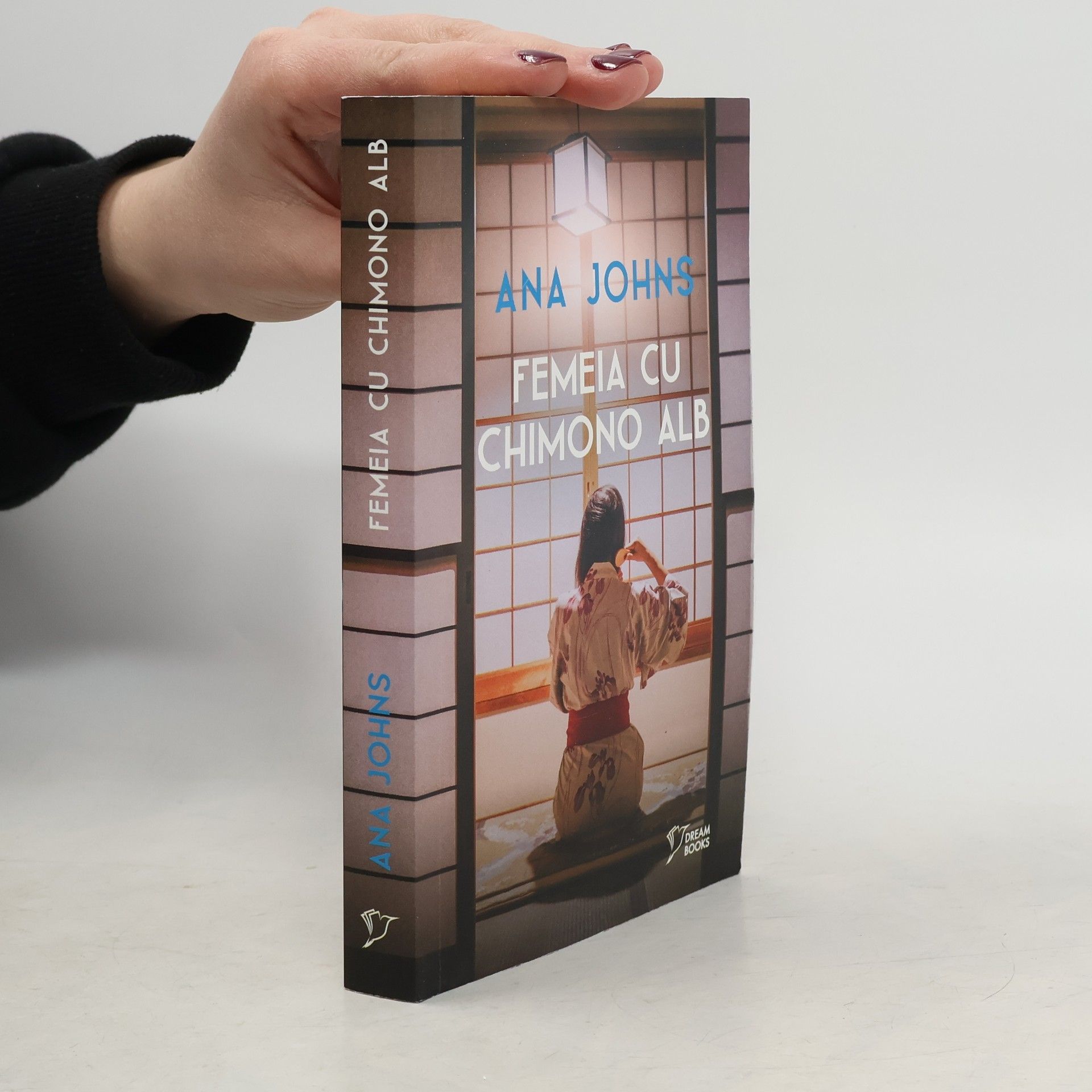 Ana Johns Femeia cu chimono alb