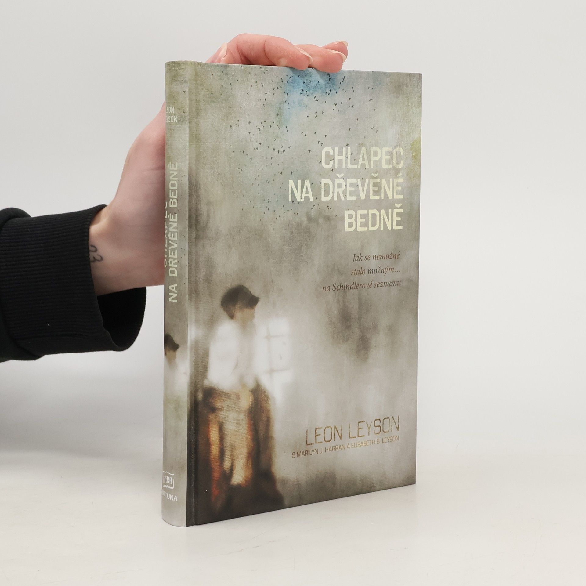 Leon Leyson Chlapec na dřevěné bedně