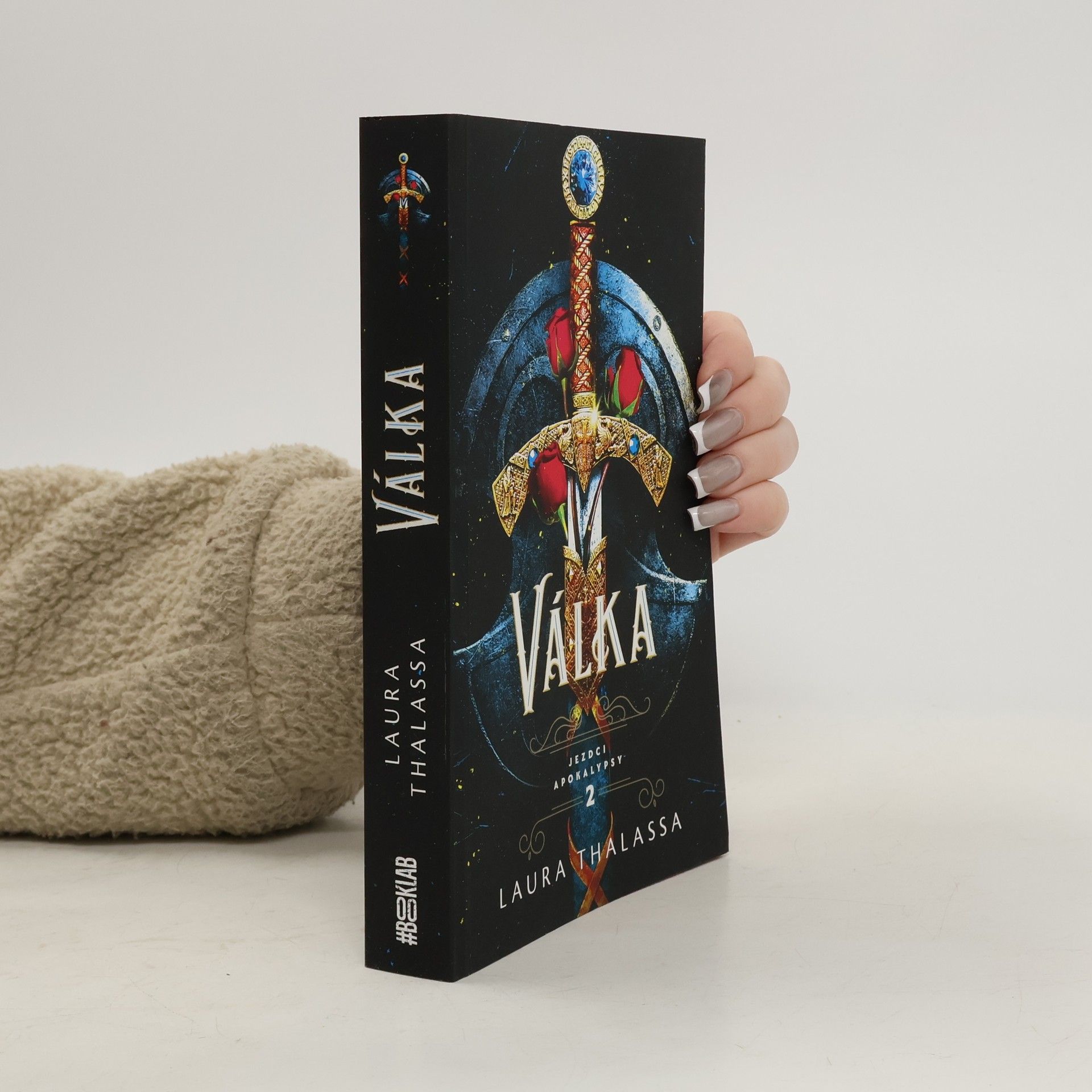 Laura Thalassa Válka