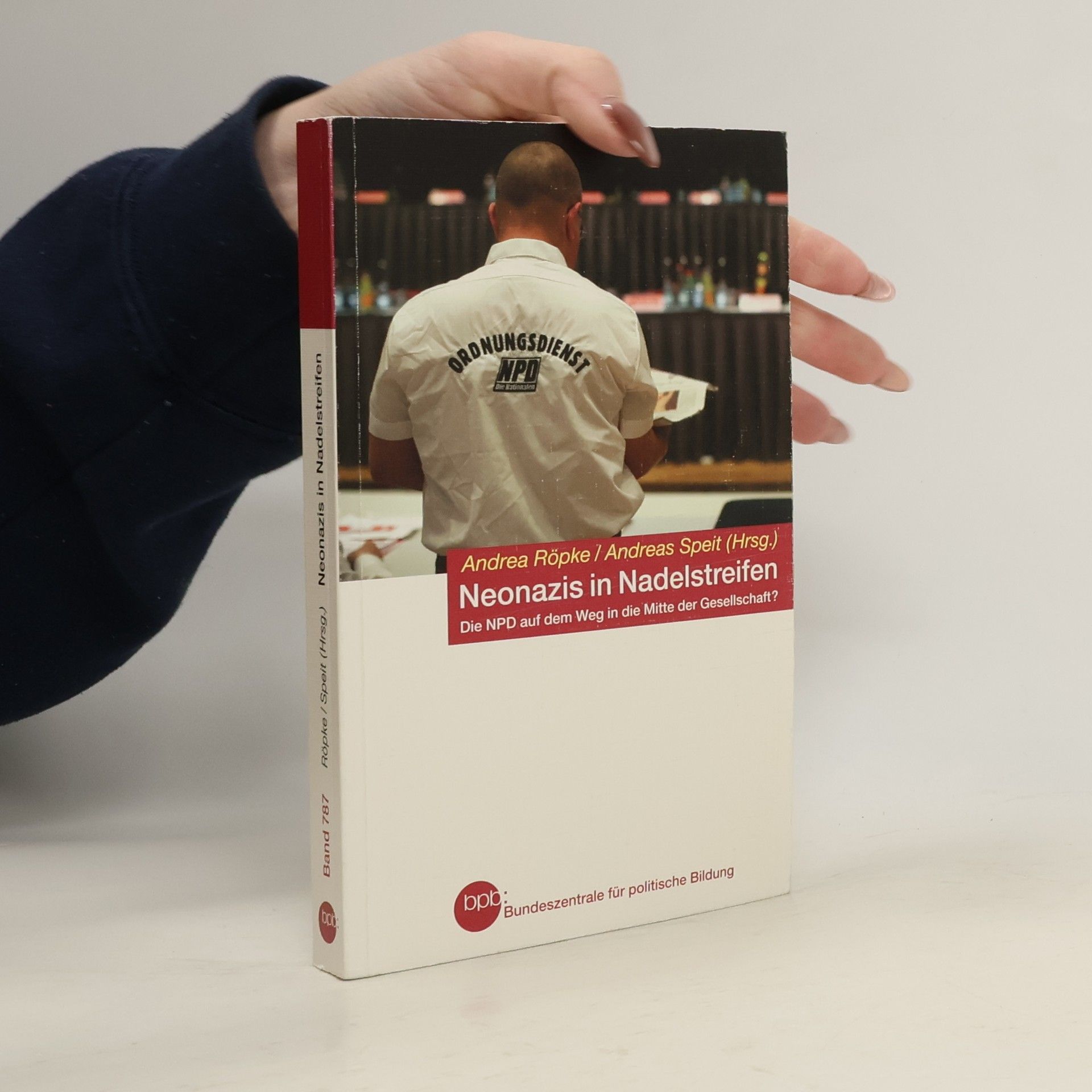 Neonazis in Nadelstreifen