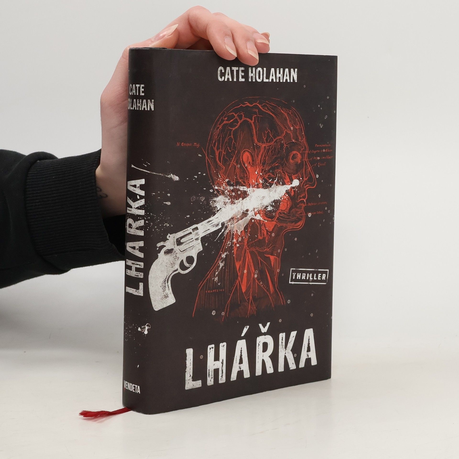 Cate Holahan Lhářka