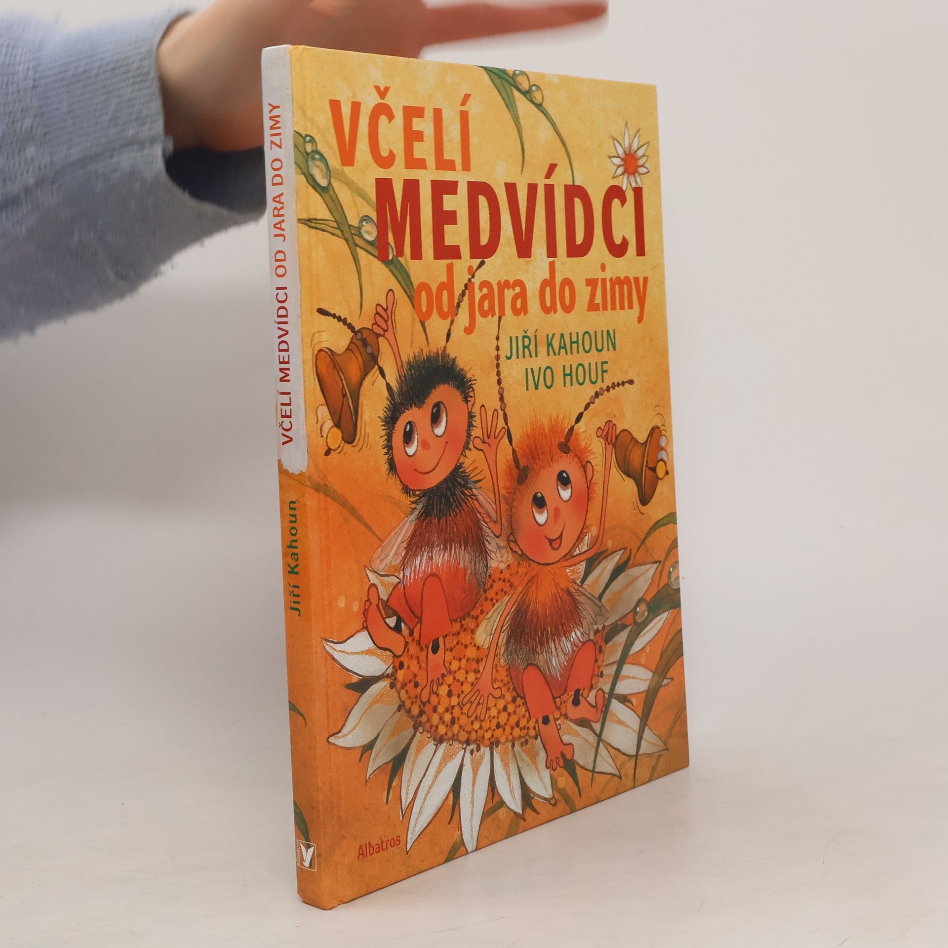 Včelí medvídci od jara do zimy