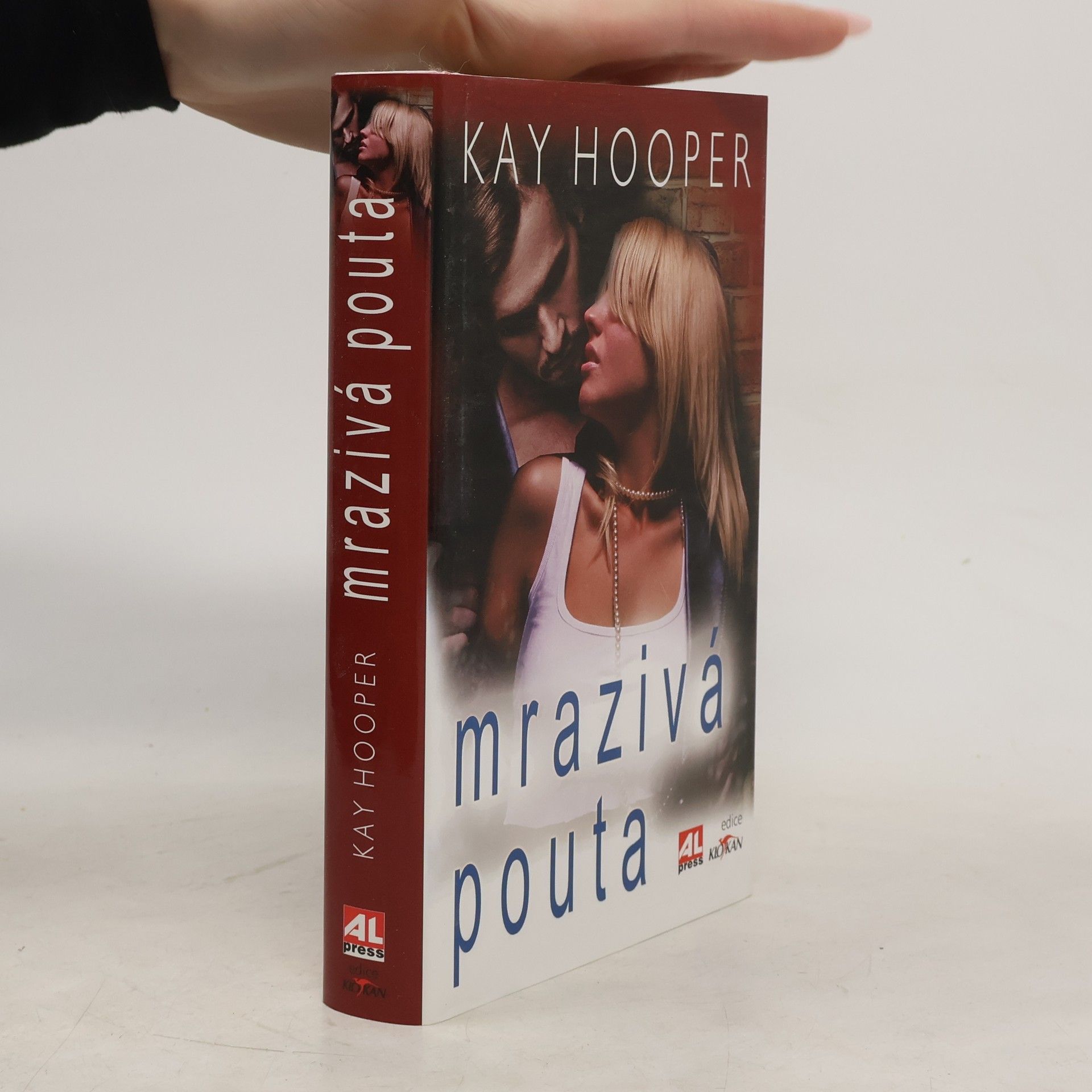 Kay Hooper Mrazivá pouta