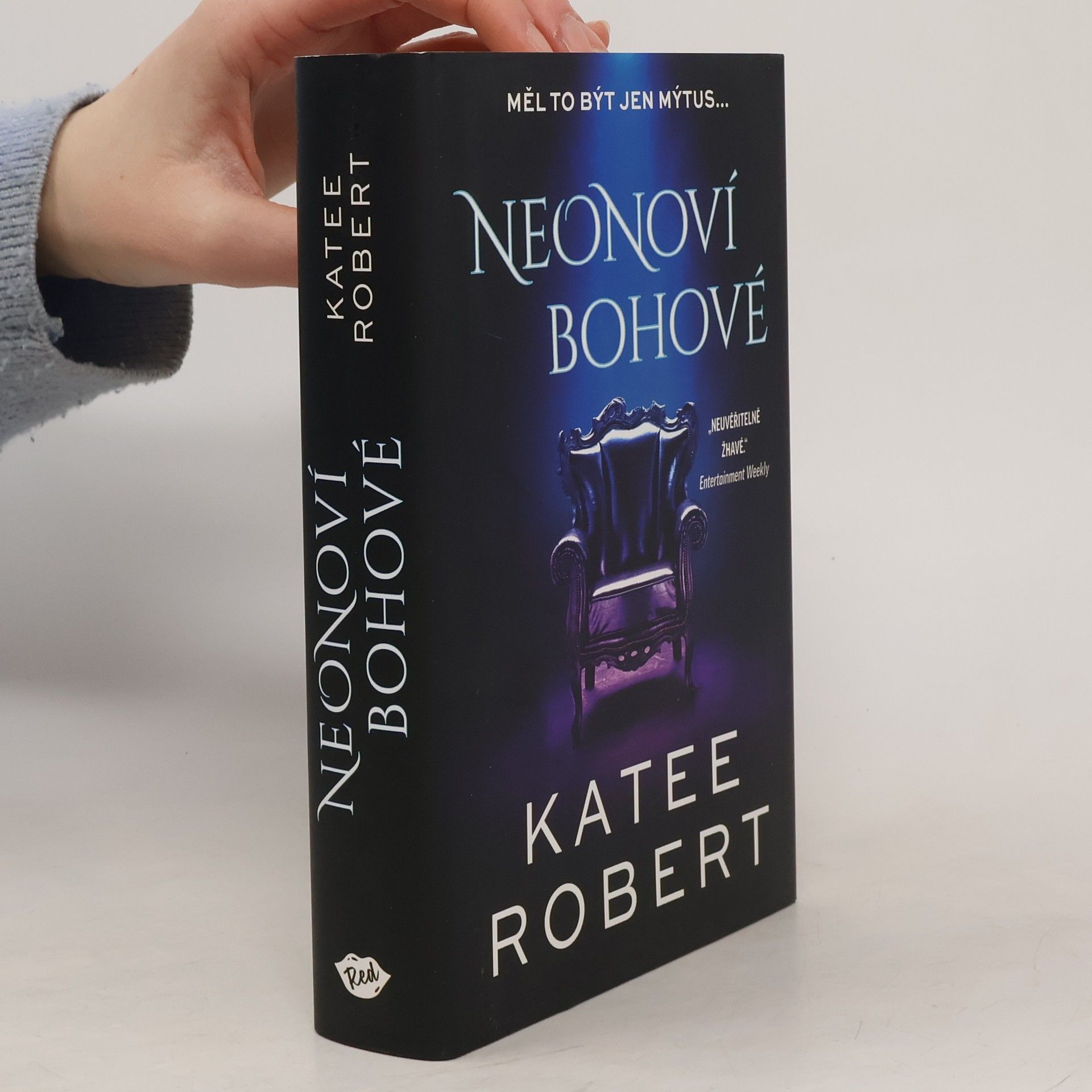 Katee Robert Neonoví bohové