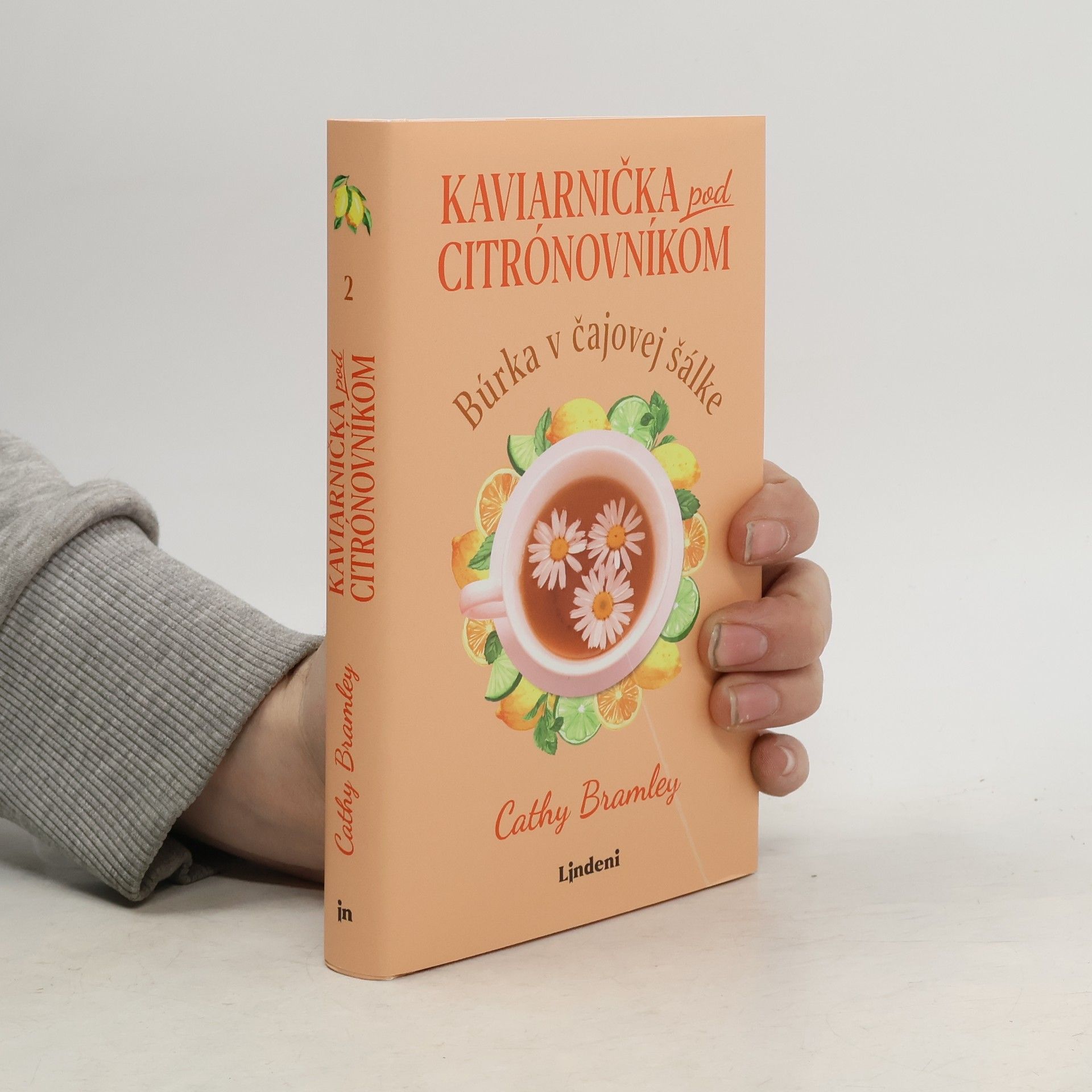Cathy Bramley Kaviarnička pod citrónovníkom: Búrka v čajovej šálke
