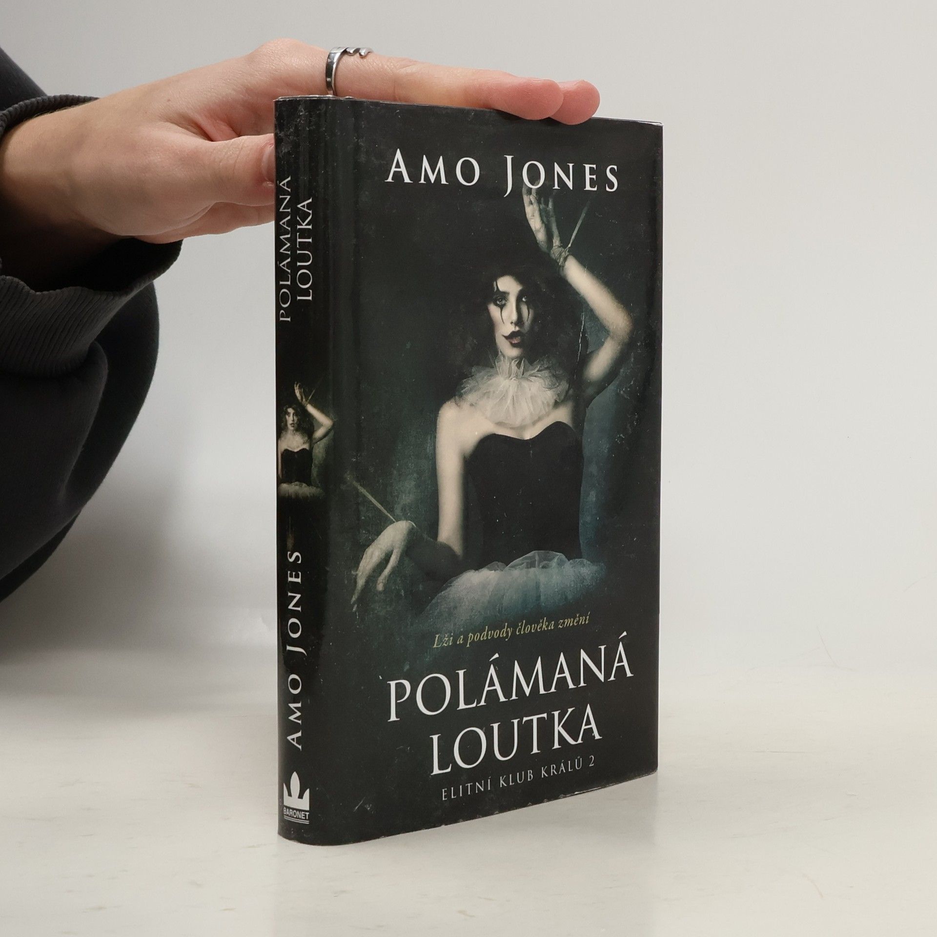 Amo Jones Polámaná loutka