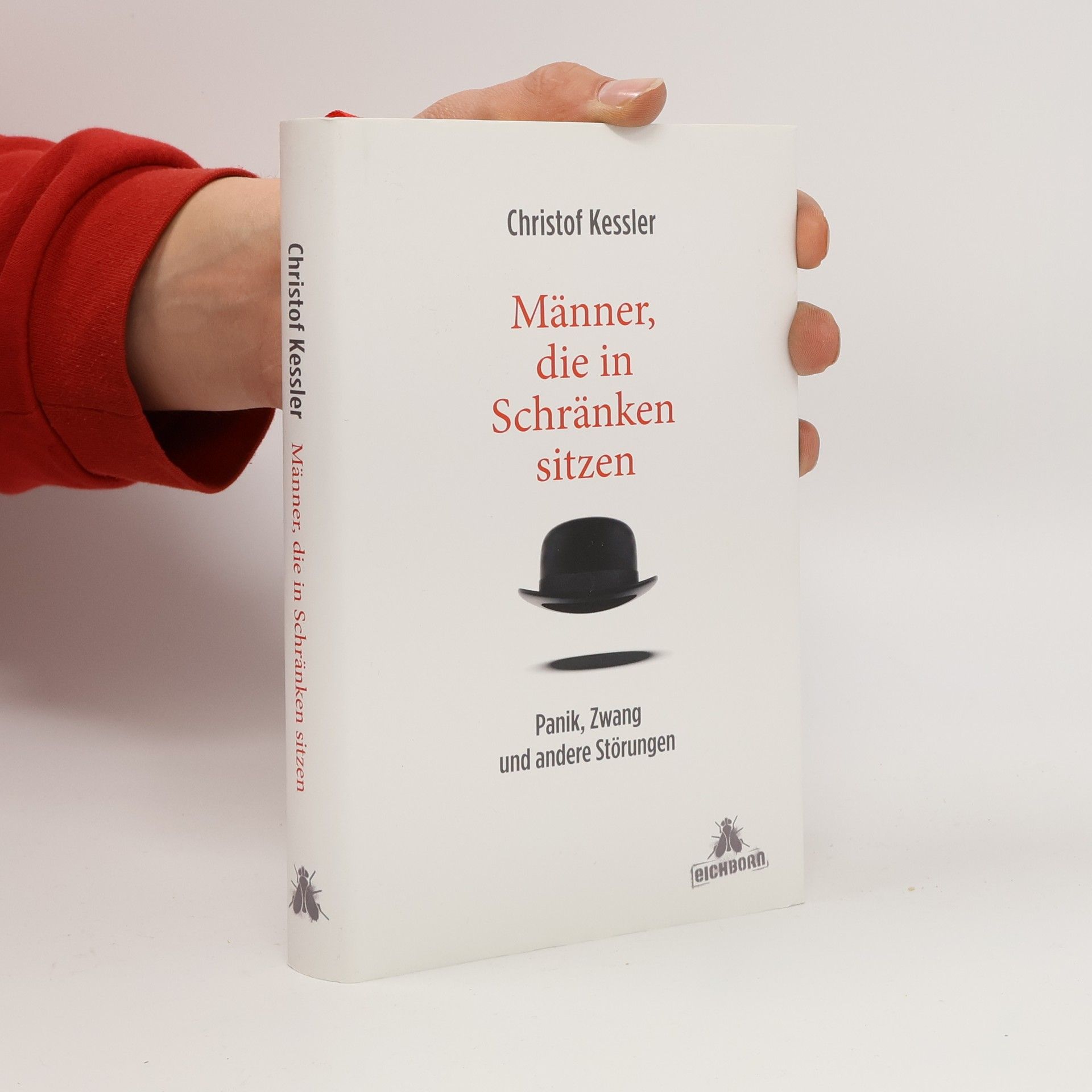 Männer, die in Schränken sitzen