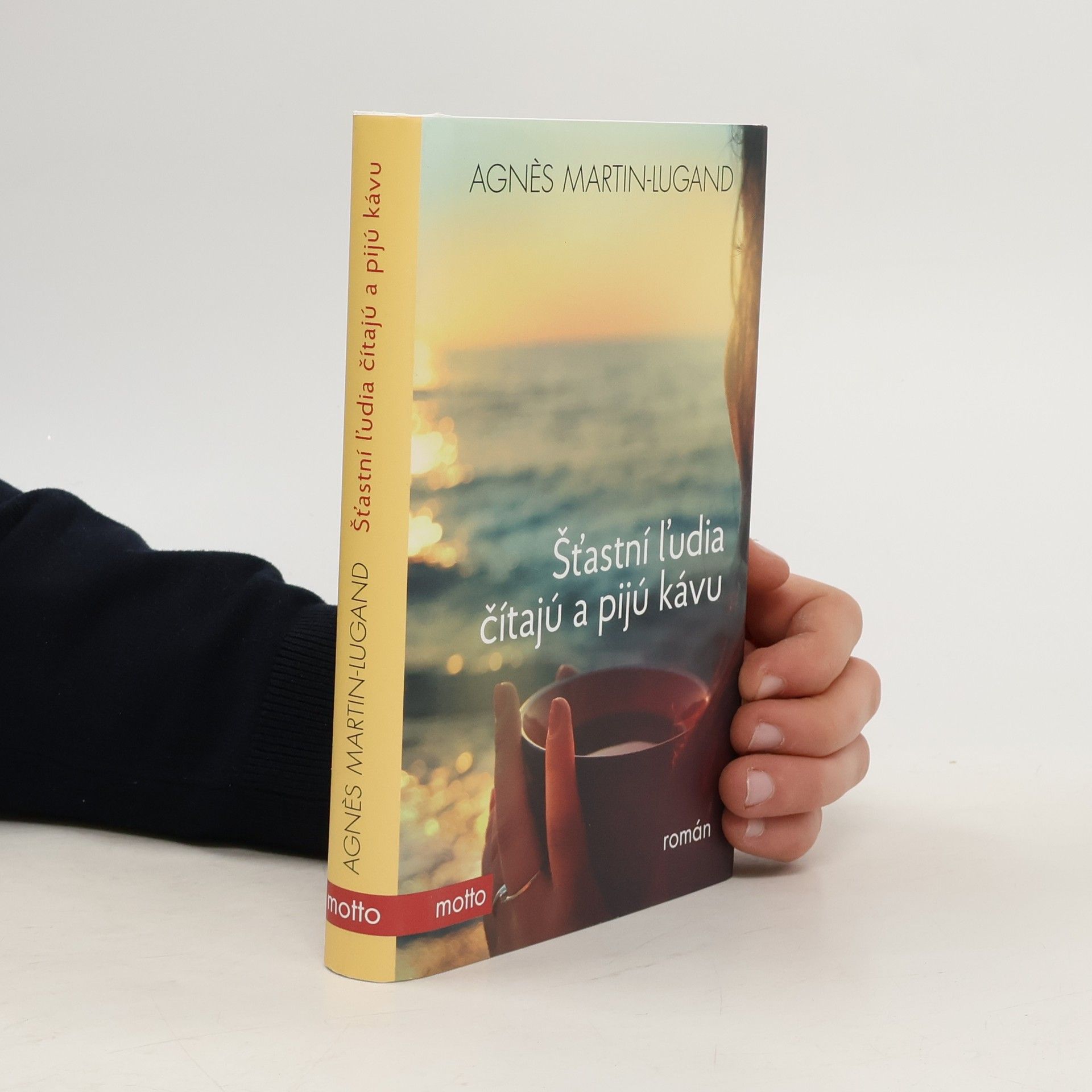 Šťastní ľudia čítajú a pijú kávu