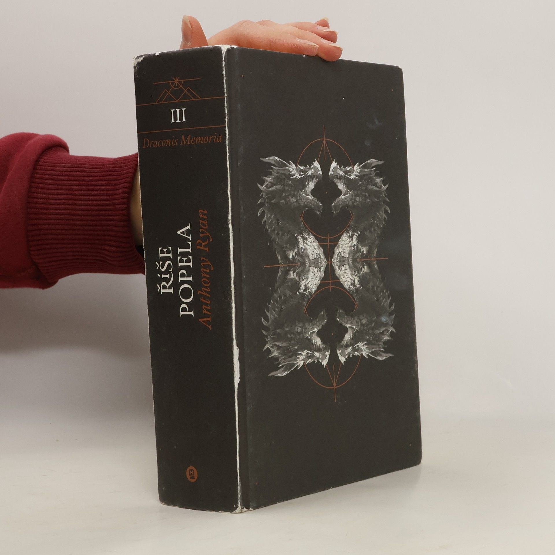 Anthony Ryan Říše popela