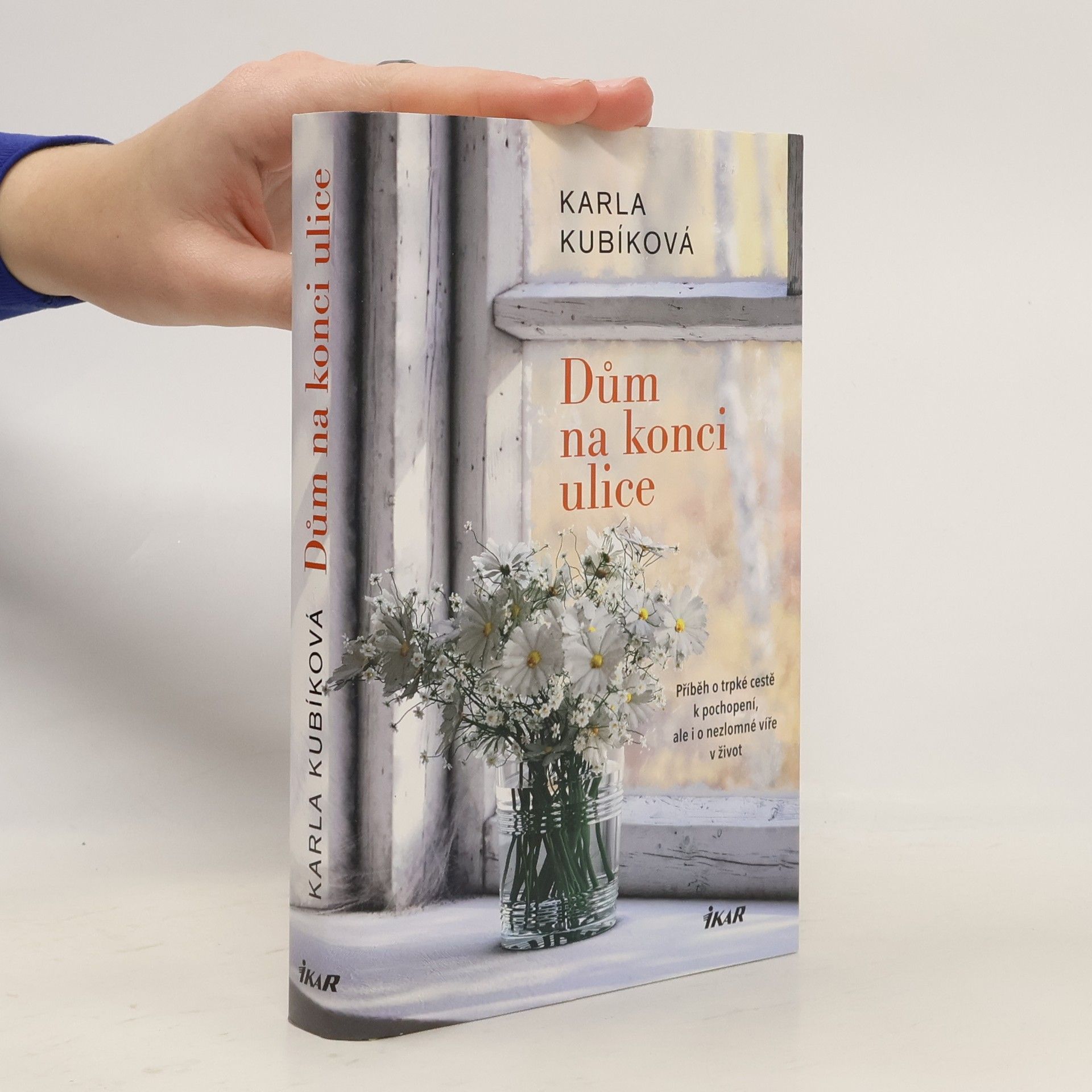 Karla Kubíková Dům na konci ulice. Příběh o trpké cestě k pochopení, ale i o nezlomné víře v život