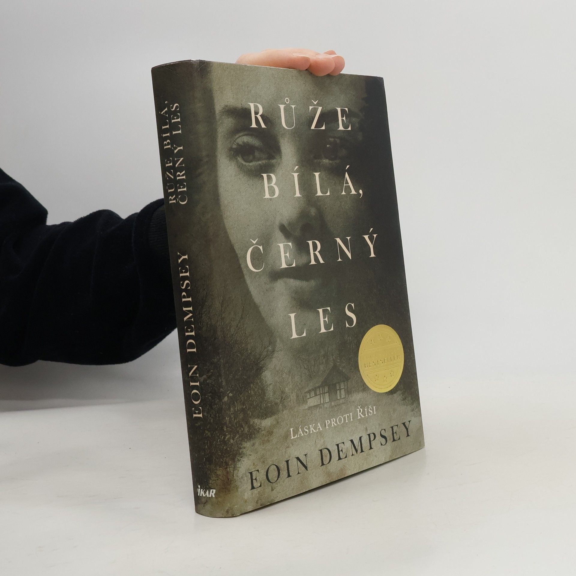 Eoin Dempsey Růže bílá, černý les