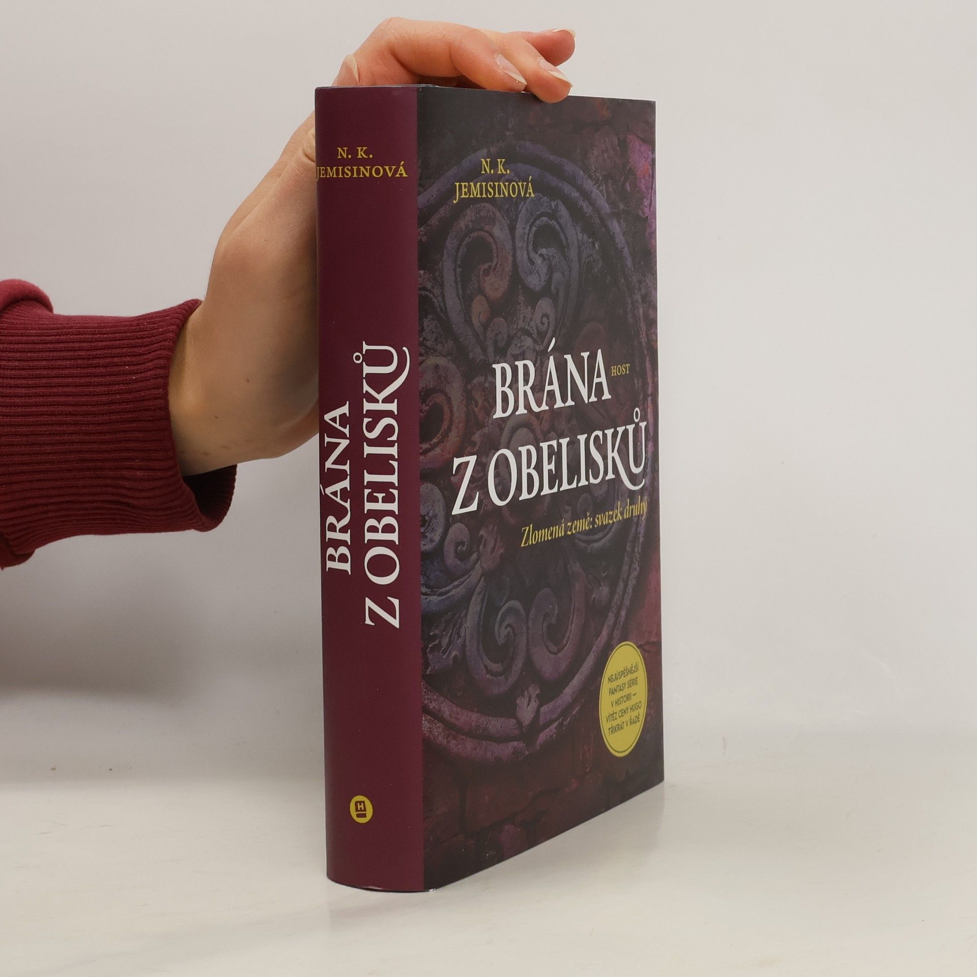 Zlomená země. Svazek druhý, Brána z obelisků