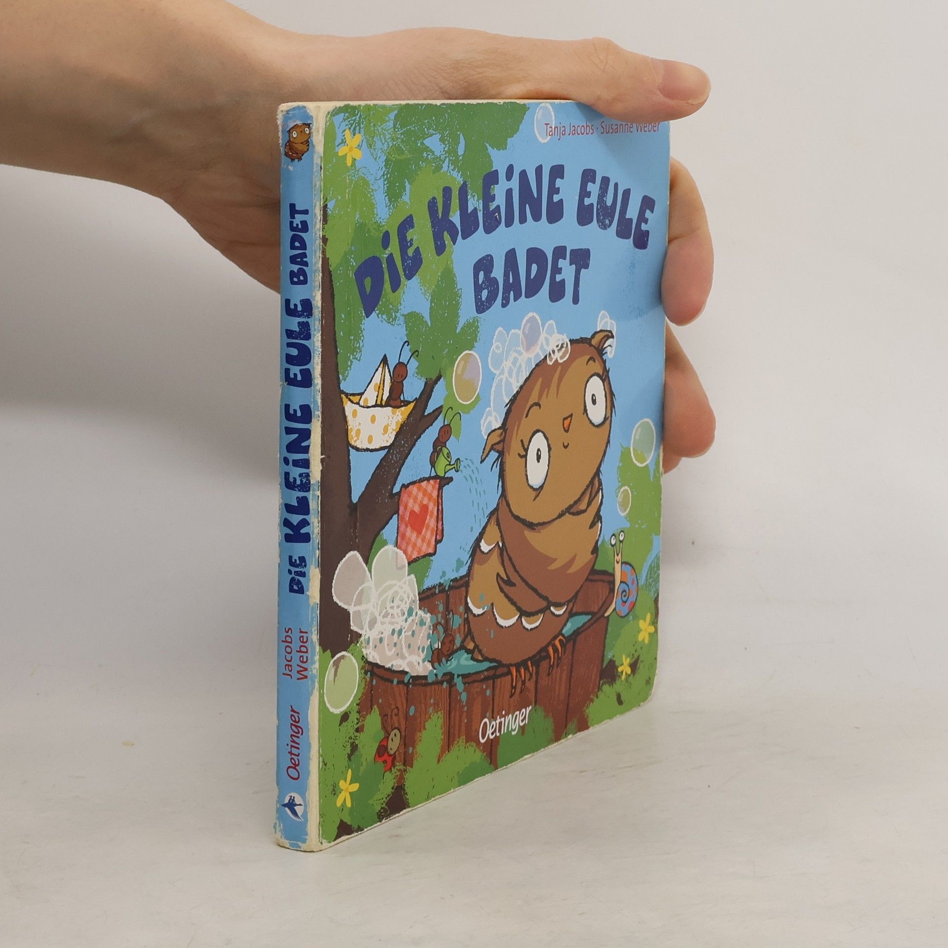 Die kleine Eule badet