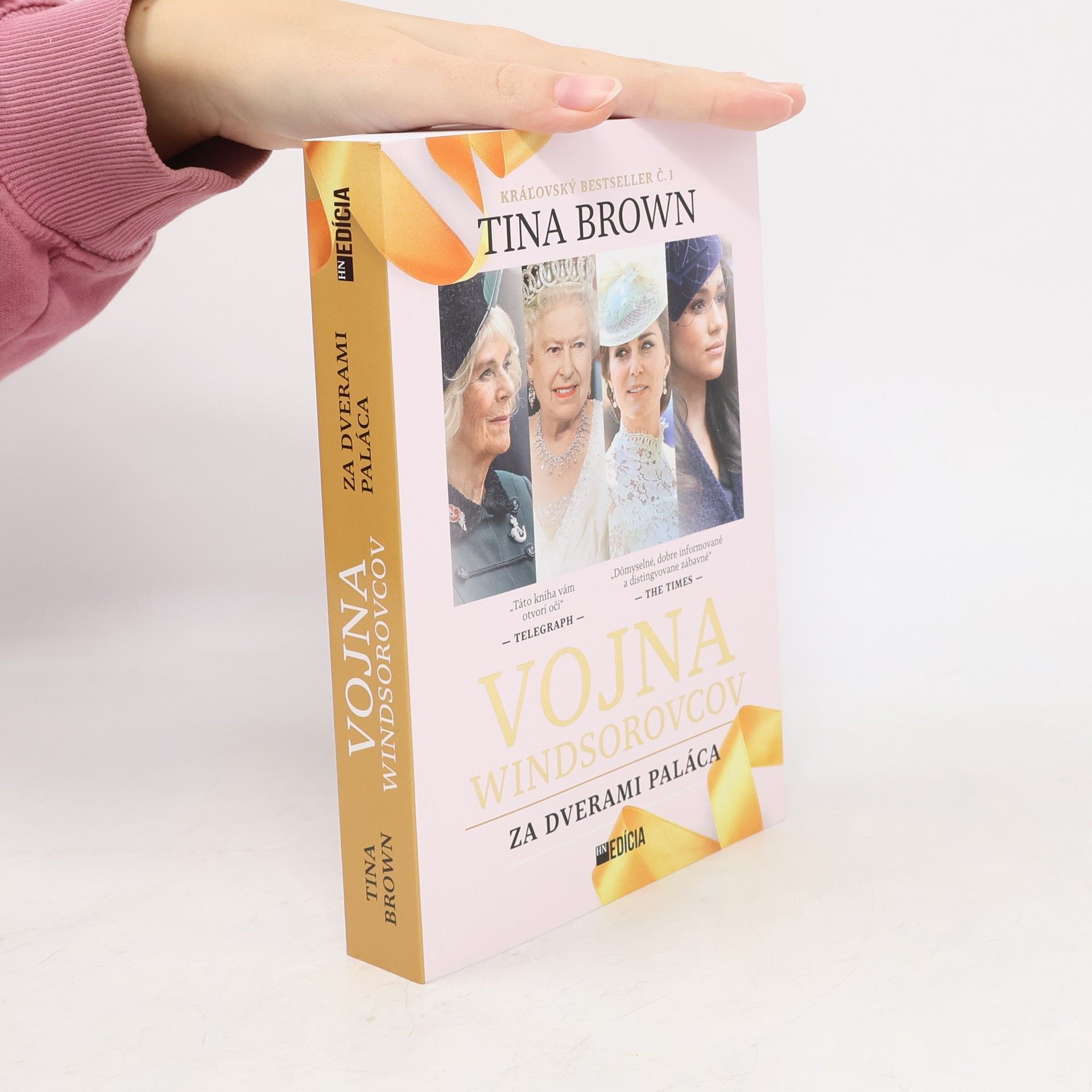 Tina Brown Vojna Windsorovcov za dverami paláca