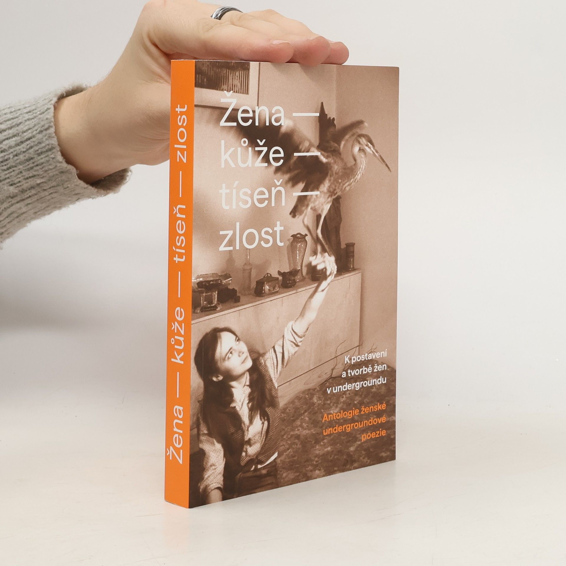 Žena - kůže - tíseň - zlost