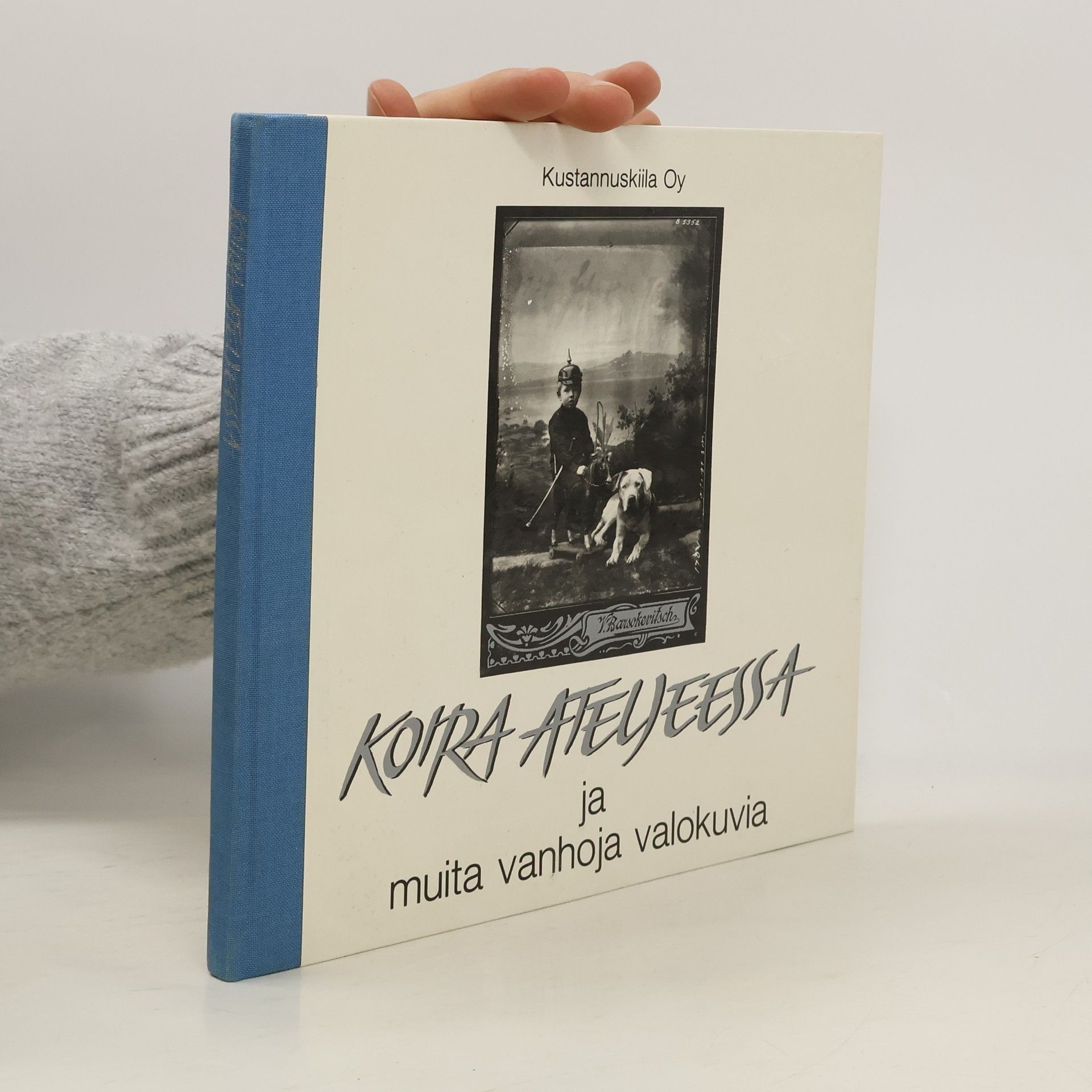 Tellervo Krogerus Koira ateljeessa ja muita vanhoja valokuvia