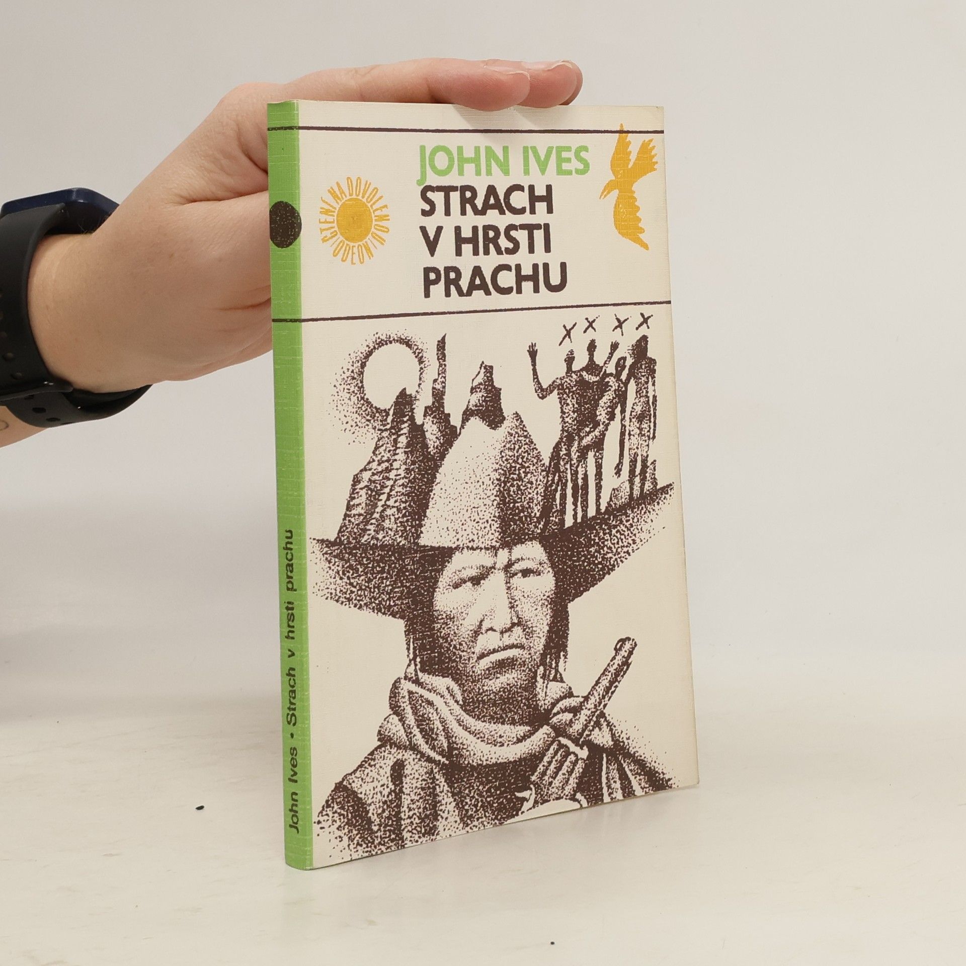 John Ives Strach v hrsti prachu