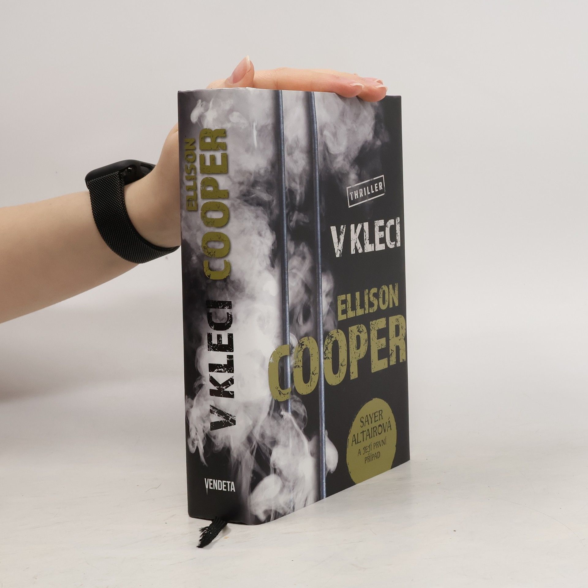 Ellison Cooper V kleci
