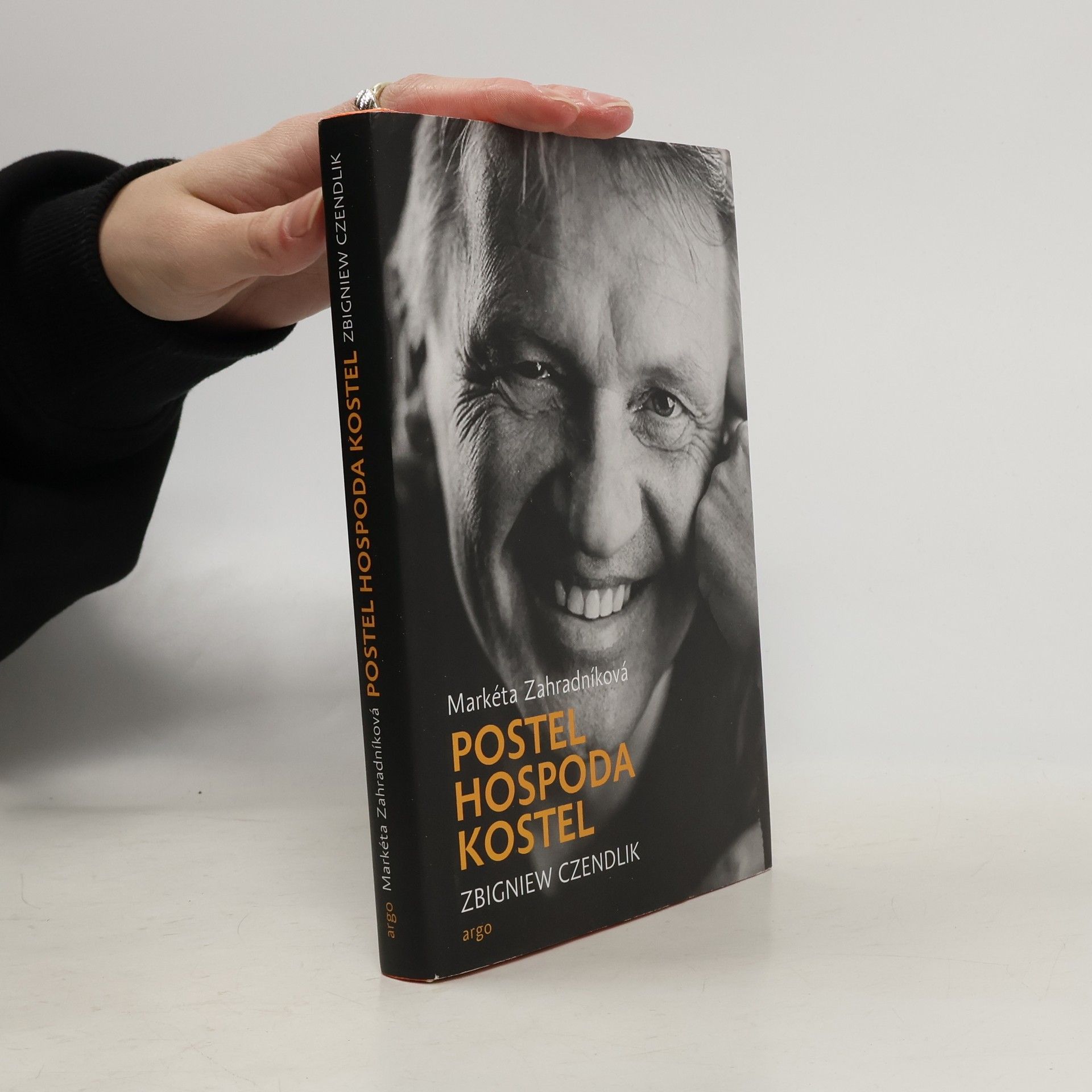 Zbigniew Czendlik Postel, hospoda, kostel