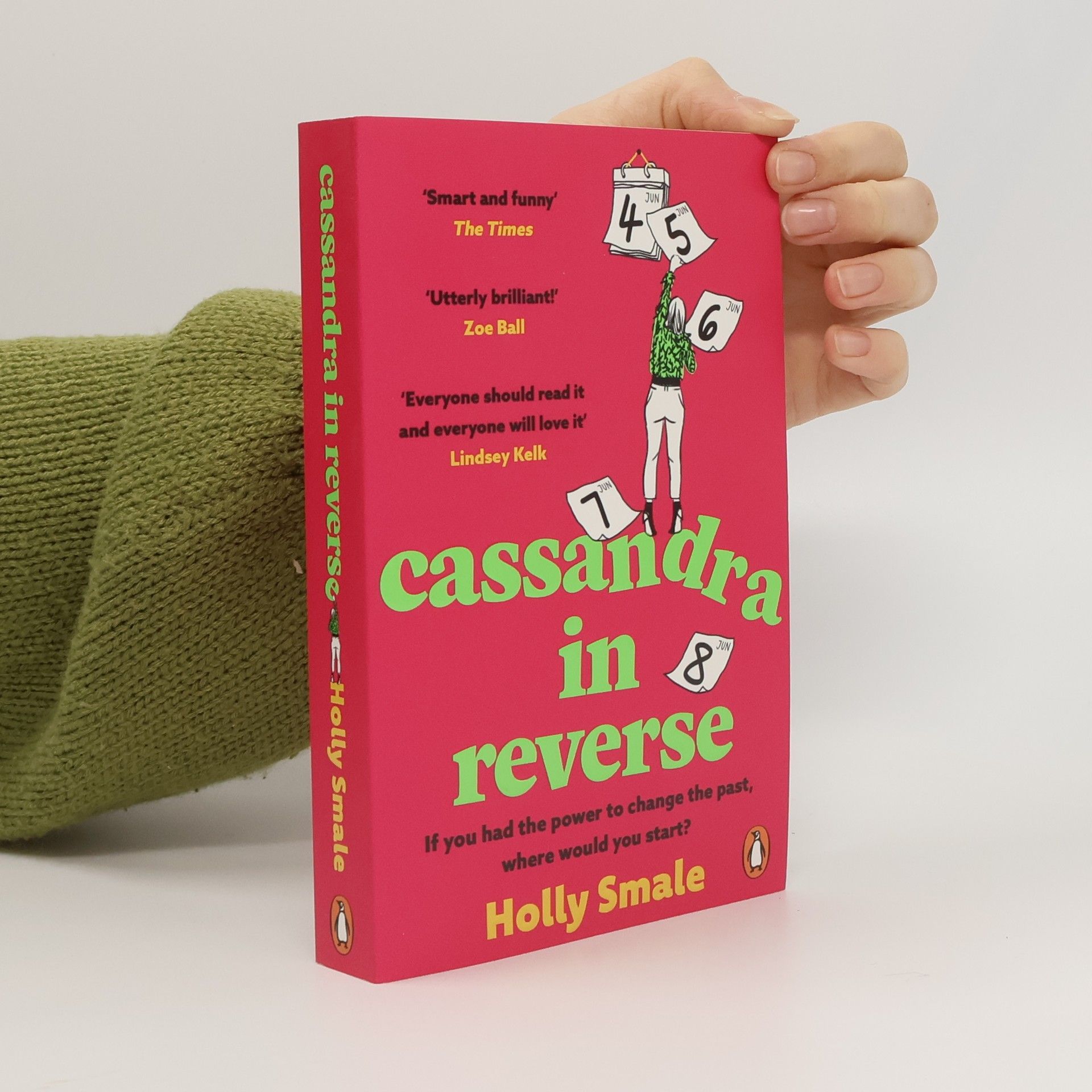 Holly Smale Cassandra in Reverse: The unforgettable Reese Witherspoon Book Club pick