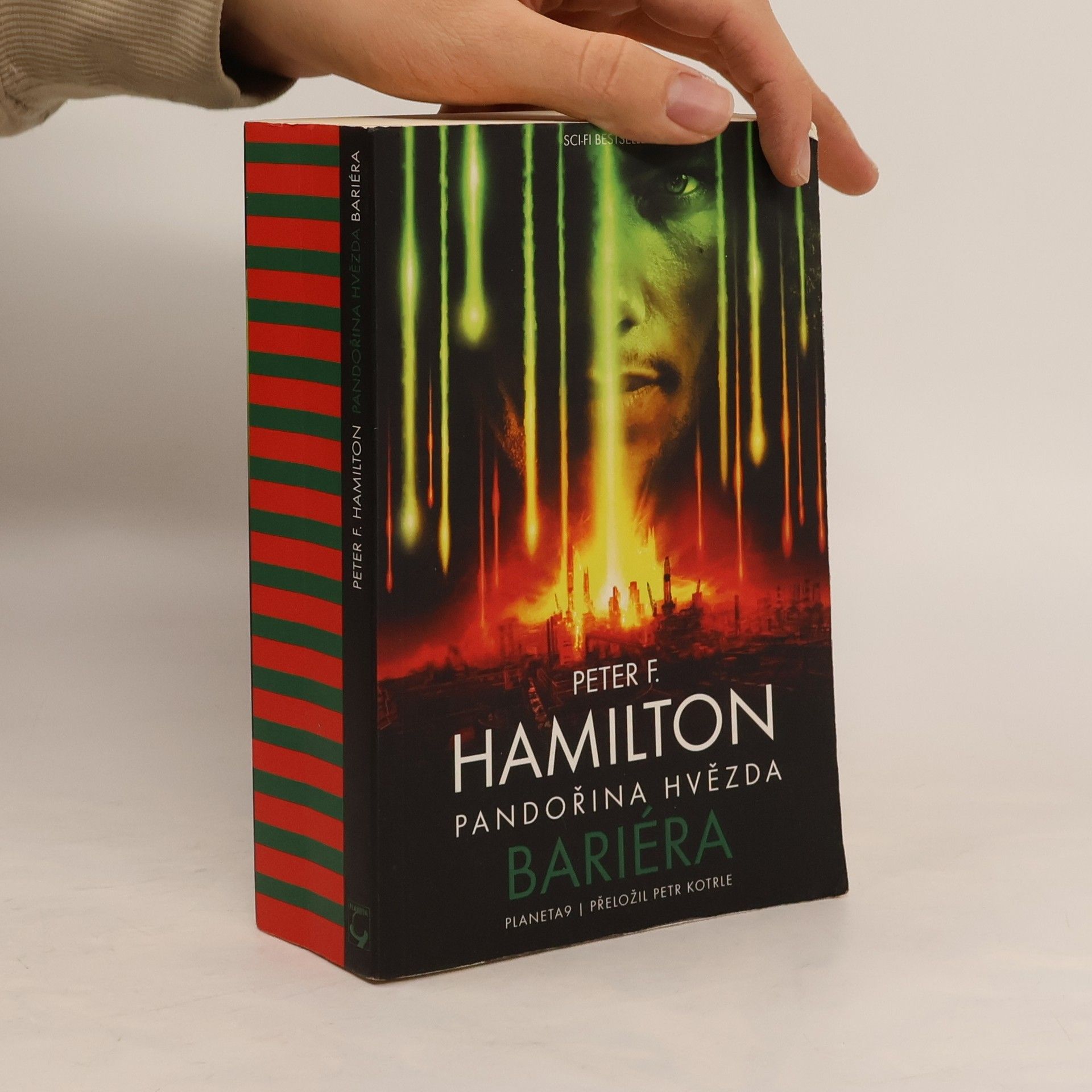 Peter F. Hamilton Sága Společenství 1. Pandořina hvězda - Bariéra