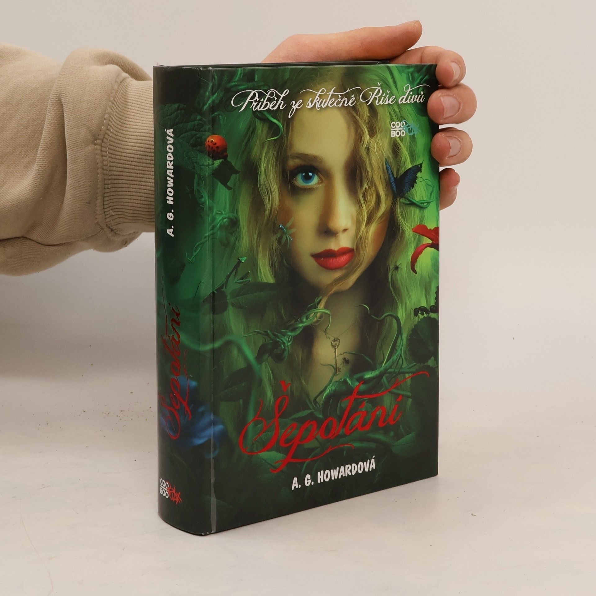 A. G. Howard Šepotání : příběh ze skutečné Říše divů (1. díl série)