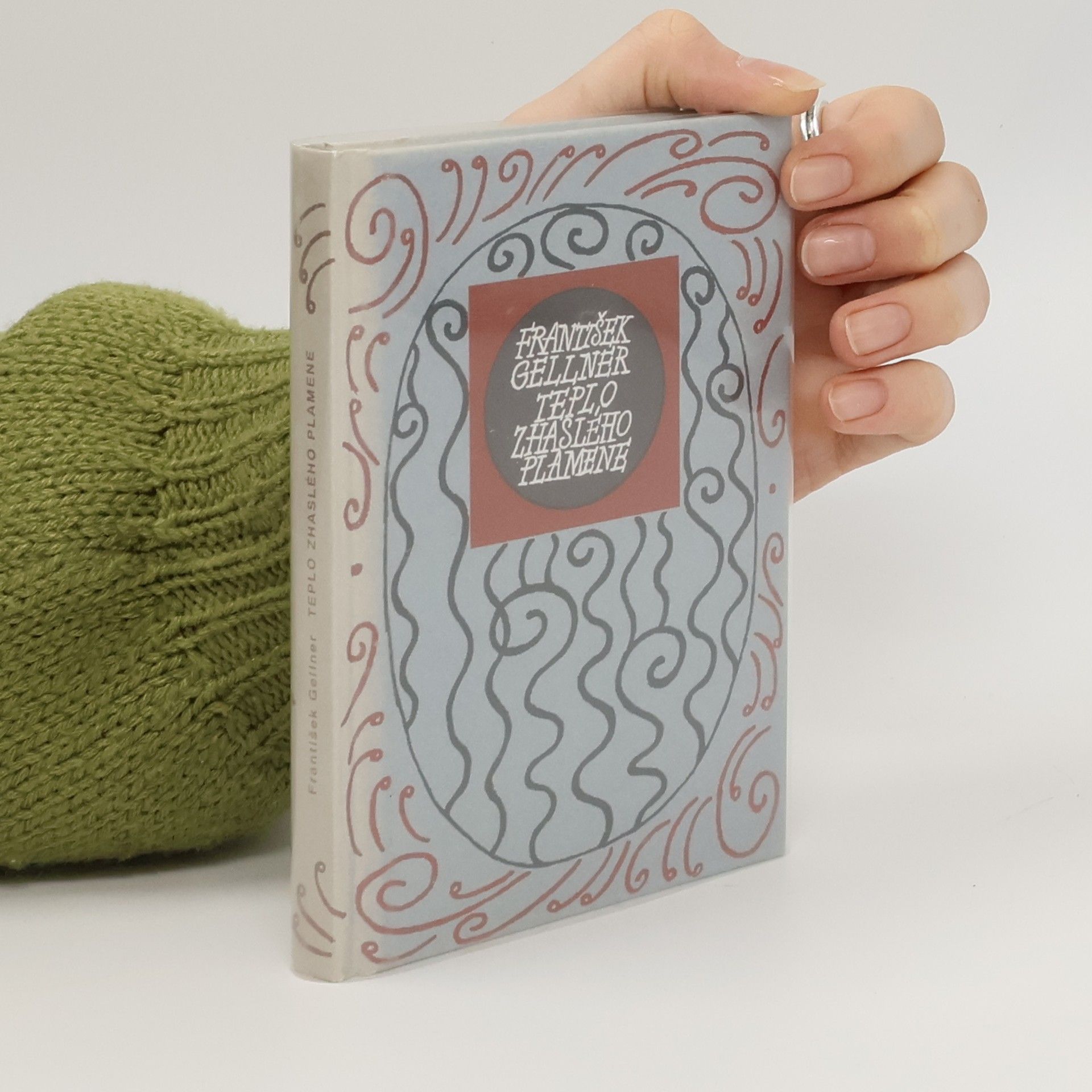 Teplo zhaslého plamene: Výbor z poezie