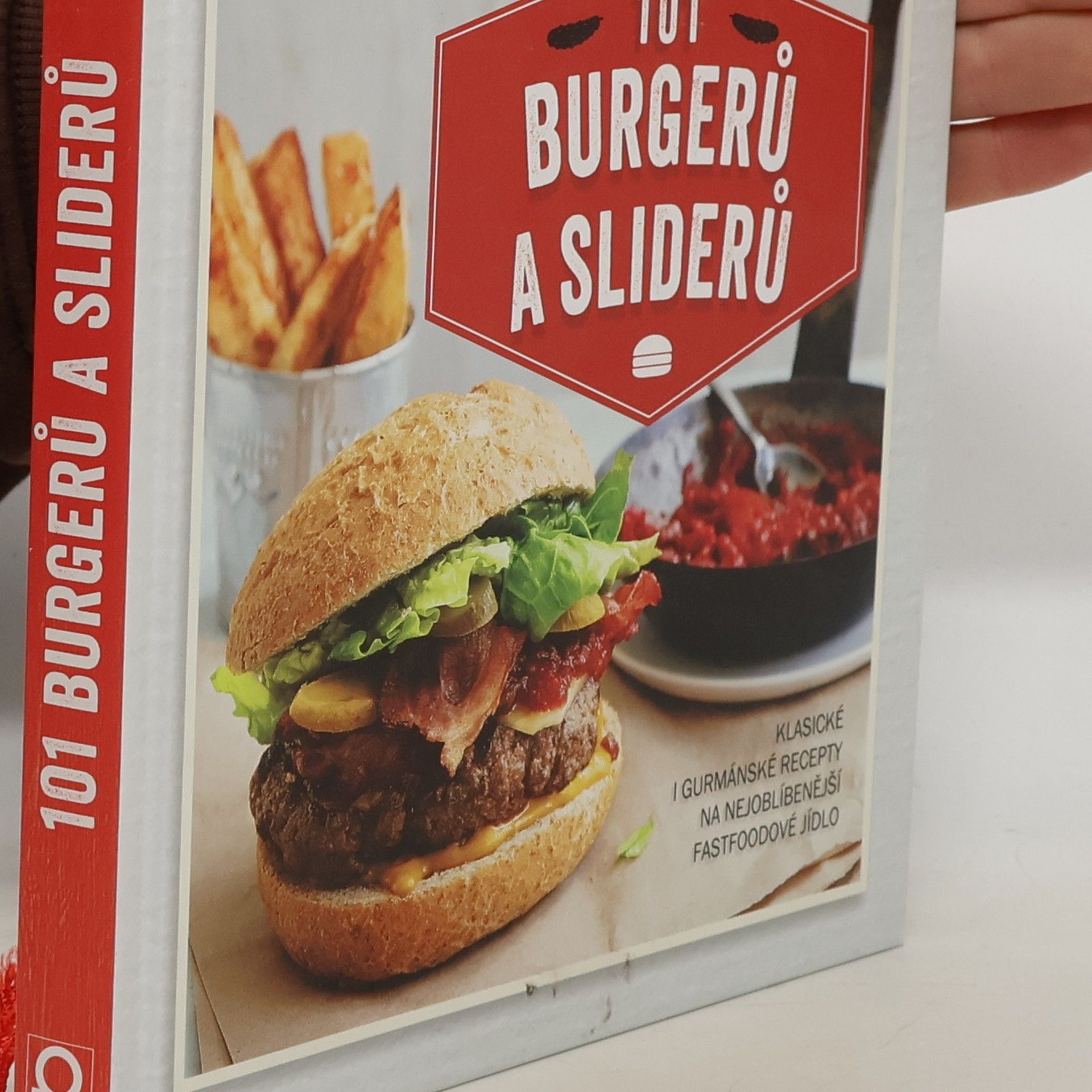 101 burgerů a sliderů : klasické i gurmánské recepty na nejoblíbenější fastfoodové jídlo