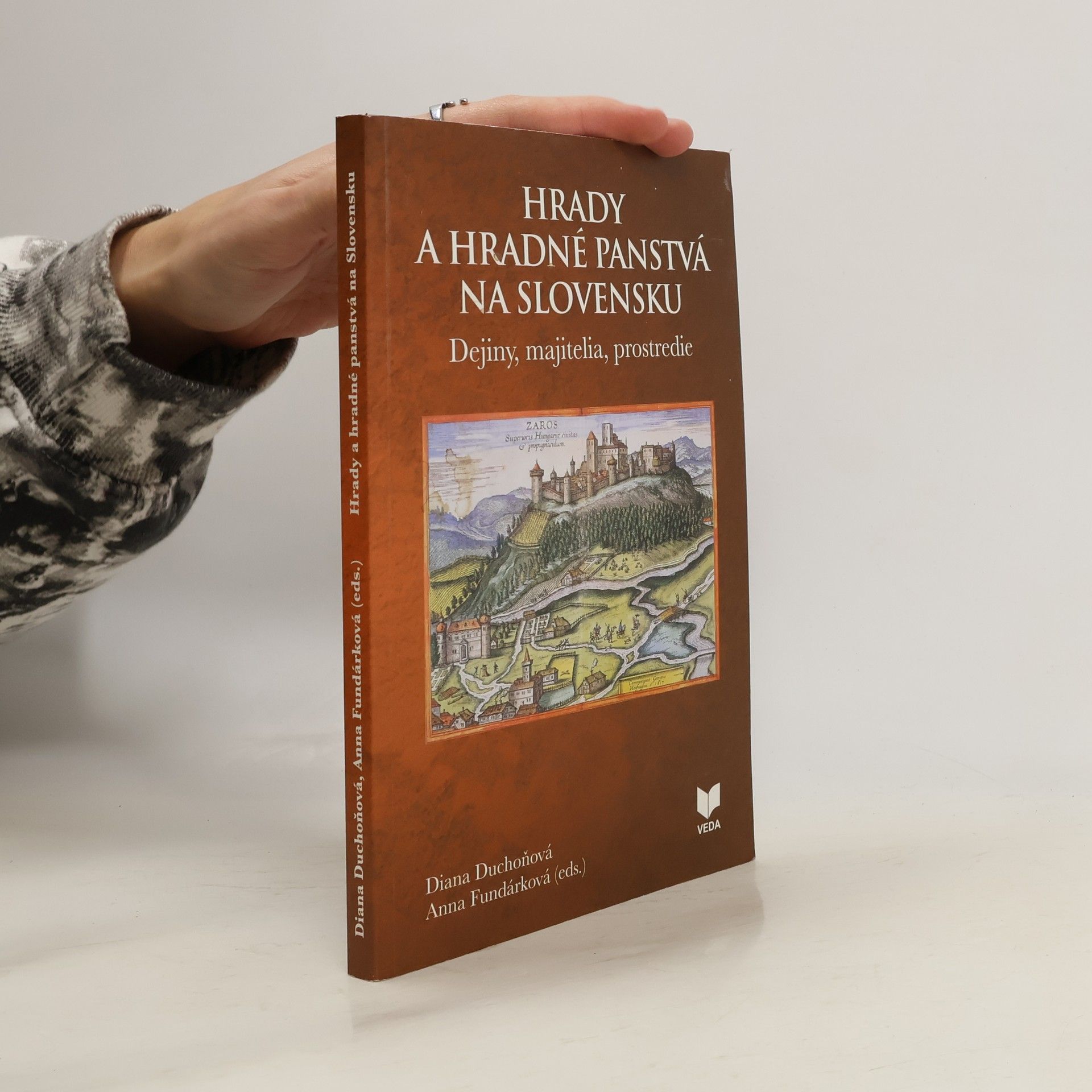 Hrady a hradné panstvá na Slovensku: Dejiny, majitelia, prostredie