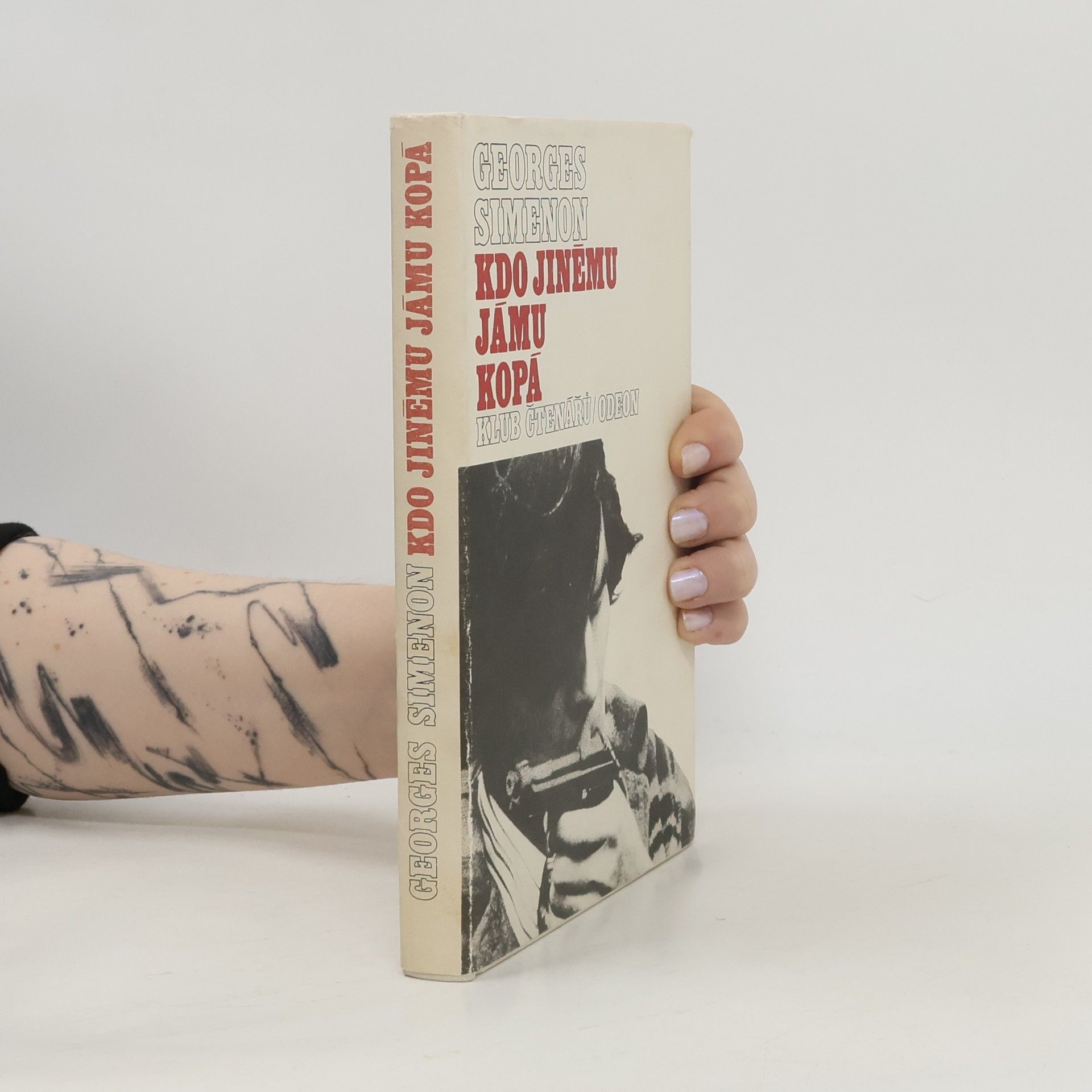 Georges Simenon Kdo jinému jámu kopá