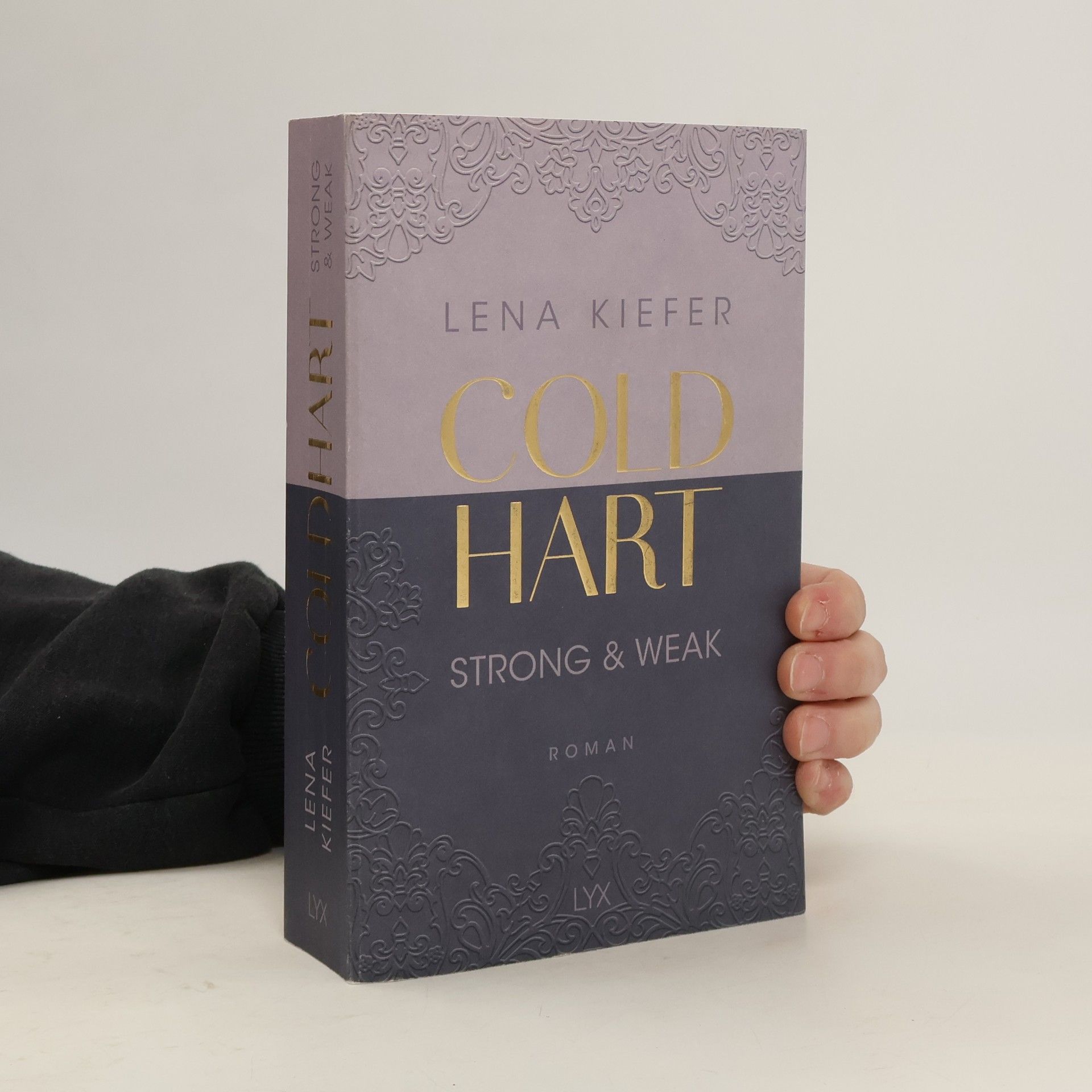 Lena Kiefer Strong & Weak