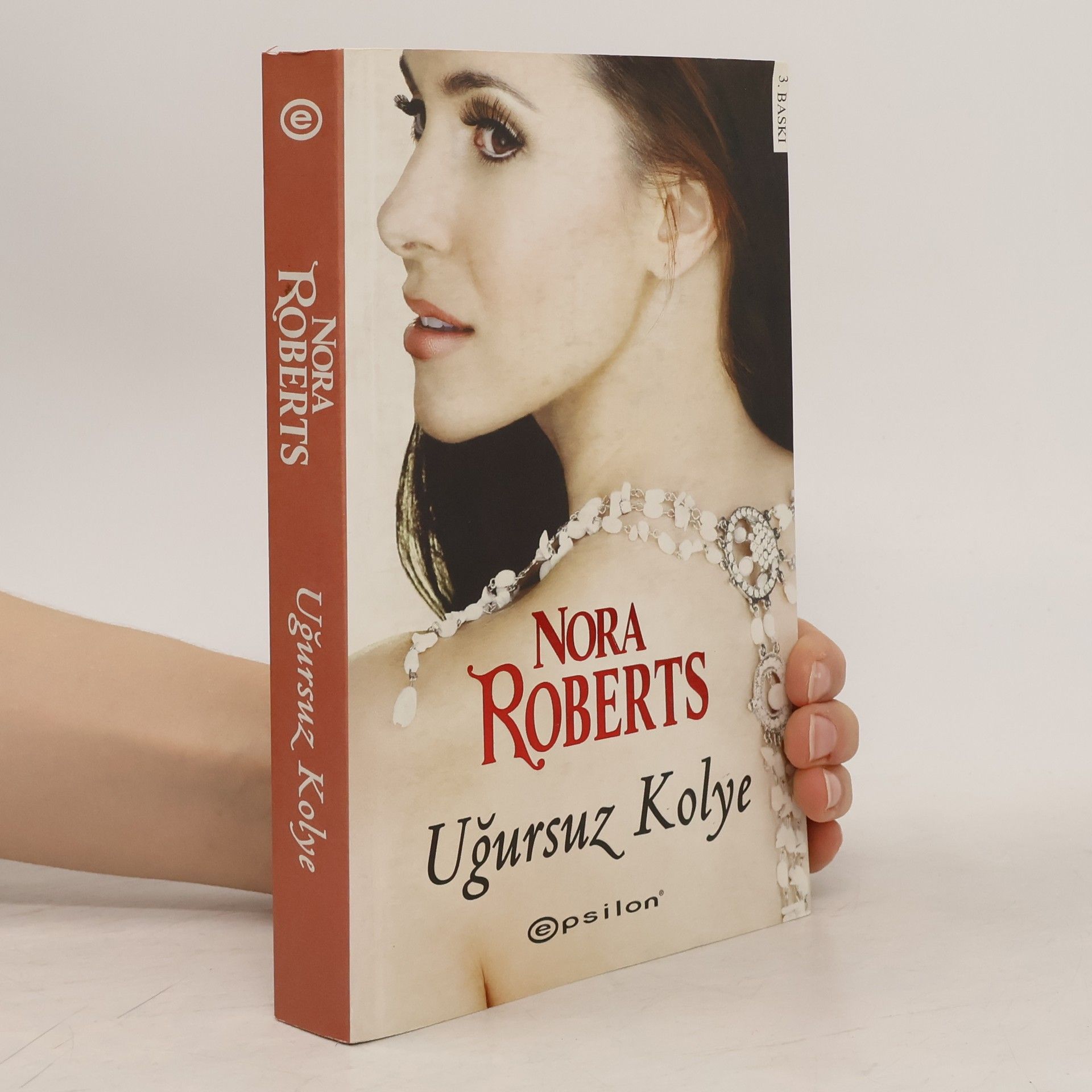 Nora Roberts Ugursuz Kolye