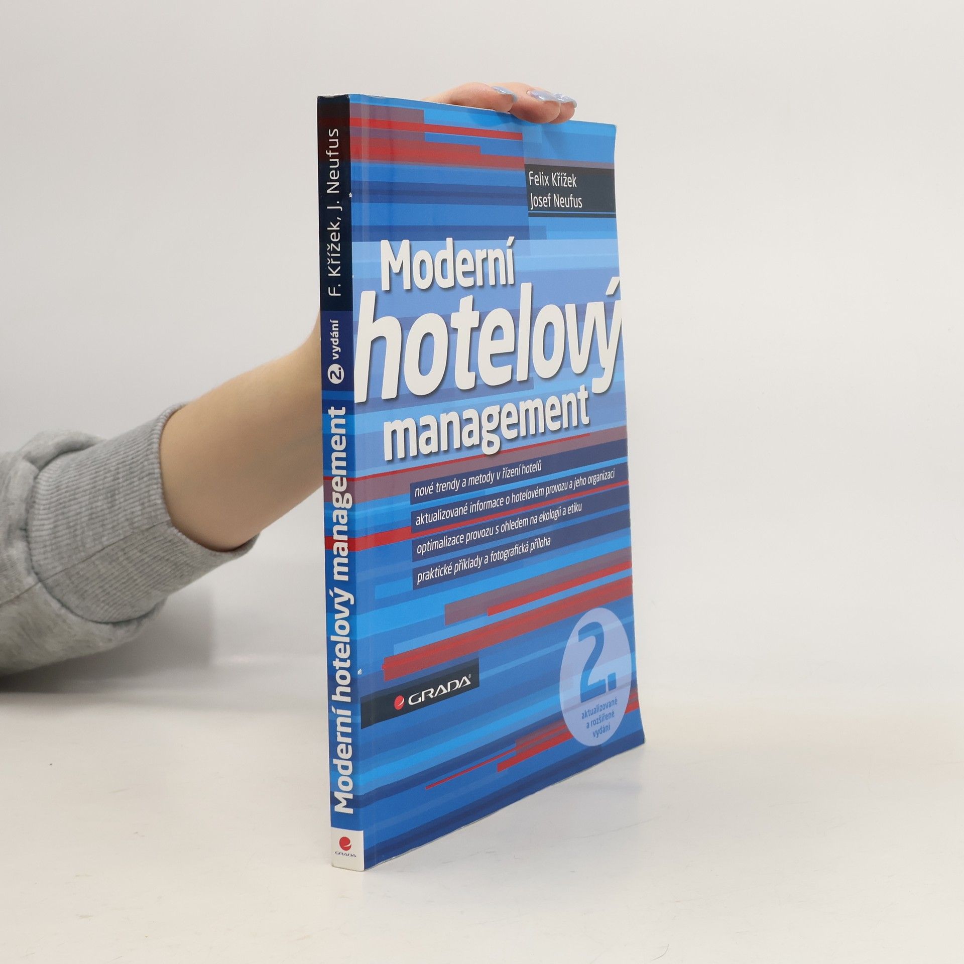 Moderní hotelový management : nové trendy a metody v řízení hotelů, aktualizované informace o hotelovém provozu a jeho organizaci, optimalizace provozu s ohledem na ekologii a etiku, praktické příklady a fotografická příloha
