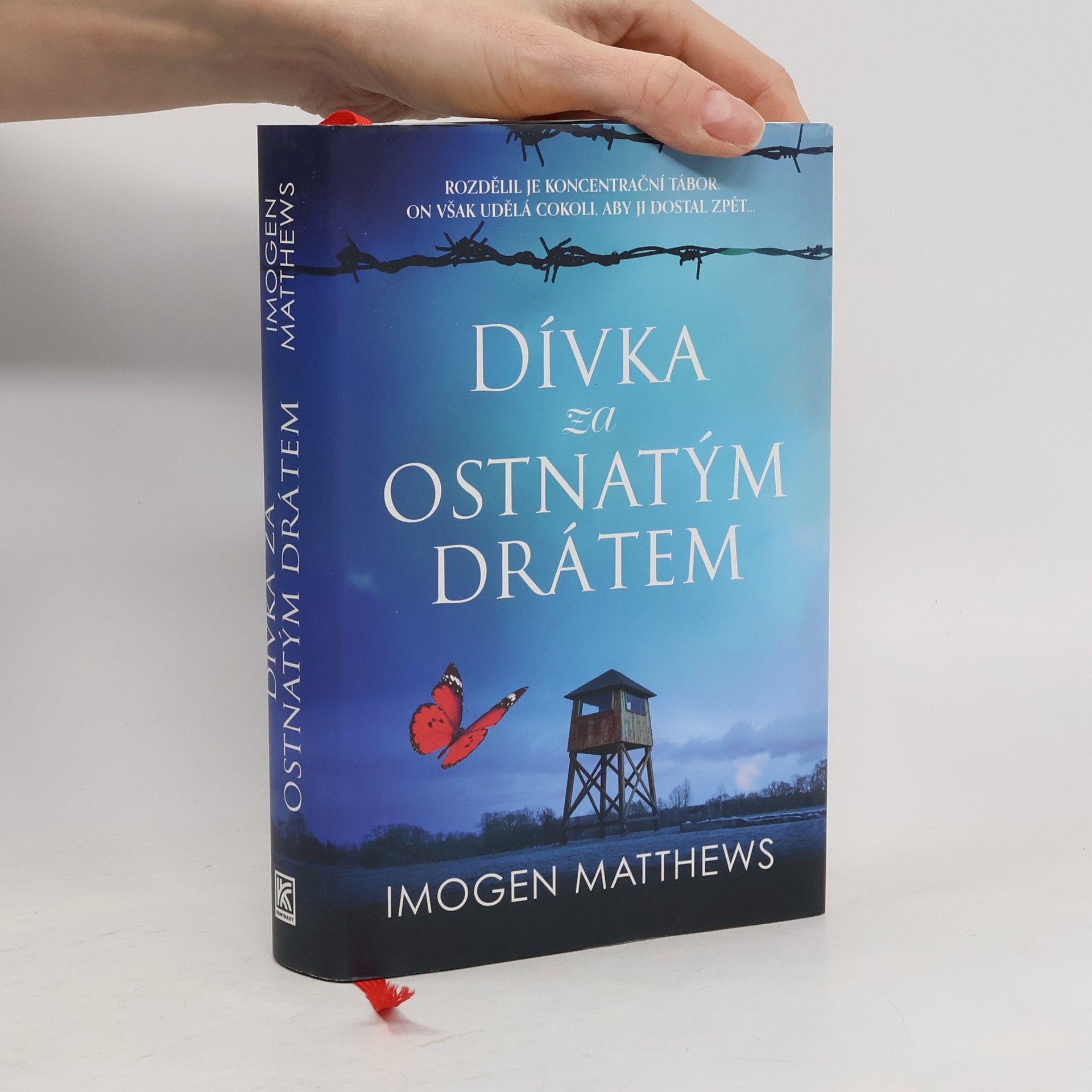 Dívka za ostnatým drátem