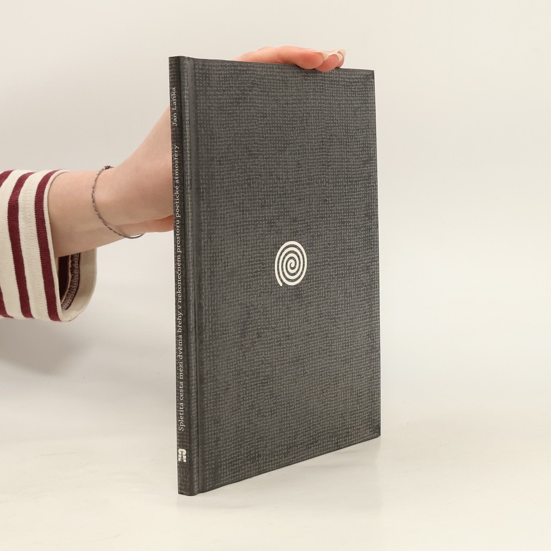 Jan Laňka Spletitá cesta mezi dvěma břehy v nekonečném prostoru poetické atmosféry