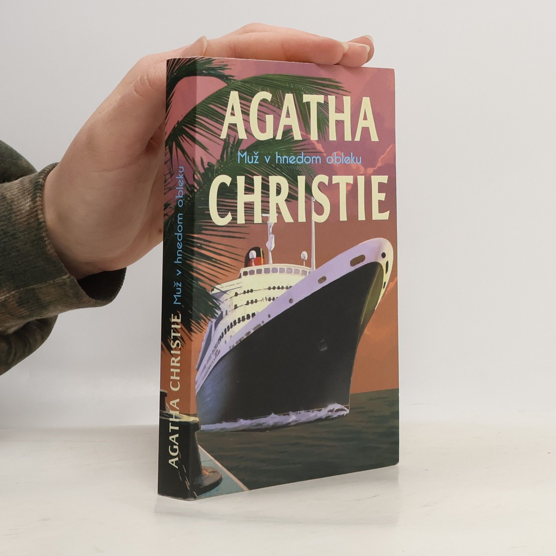 Muž v hnedom obleku