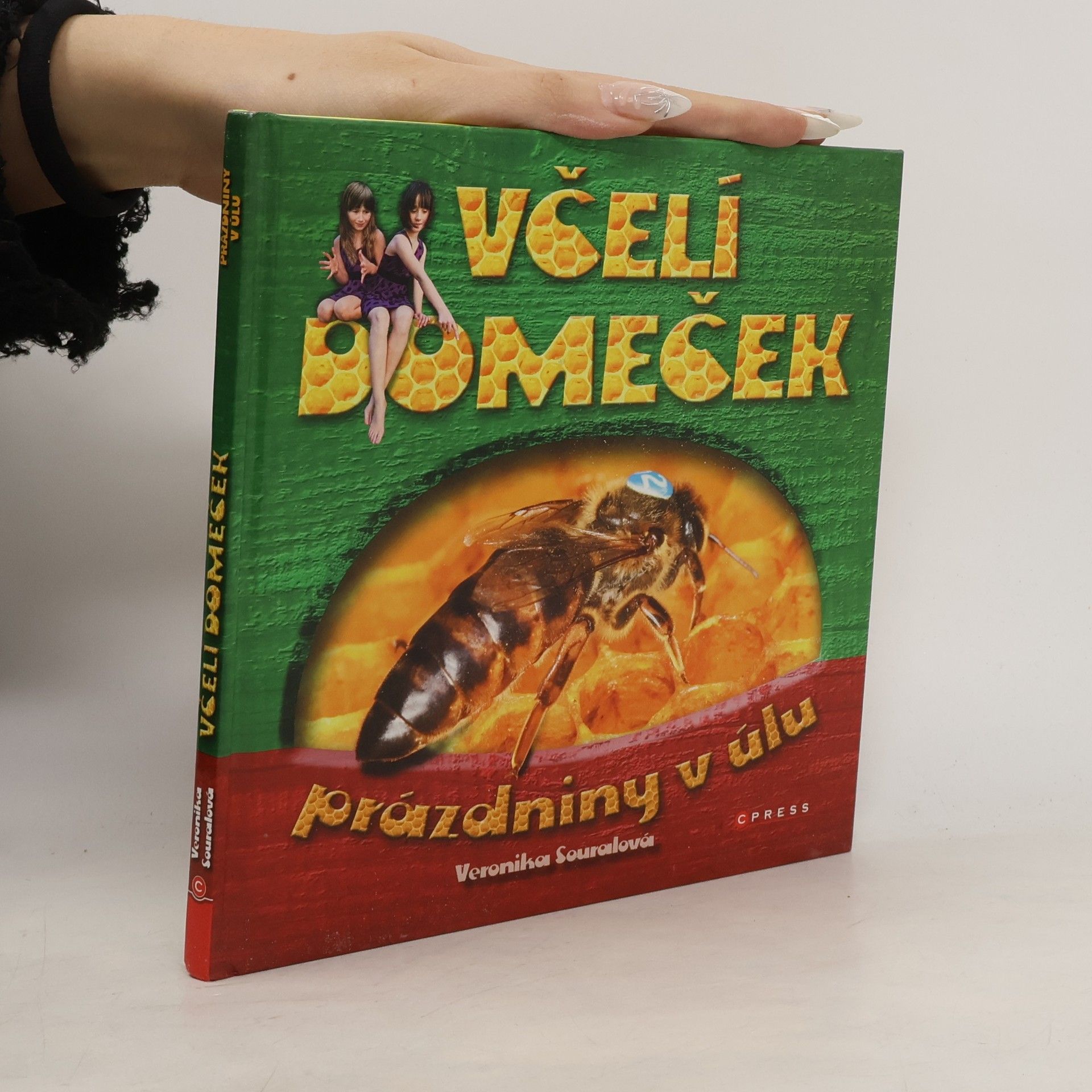 Veronika Souralová Včelí domeček. Prázdniny v úlu