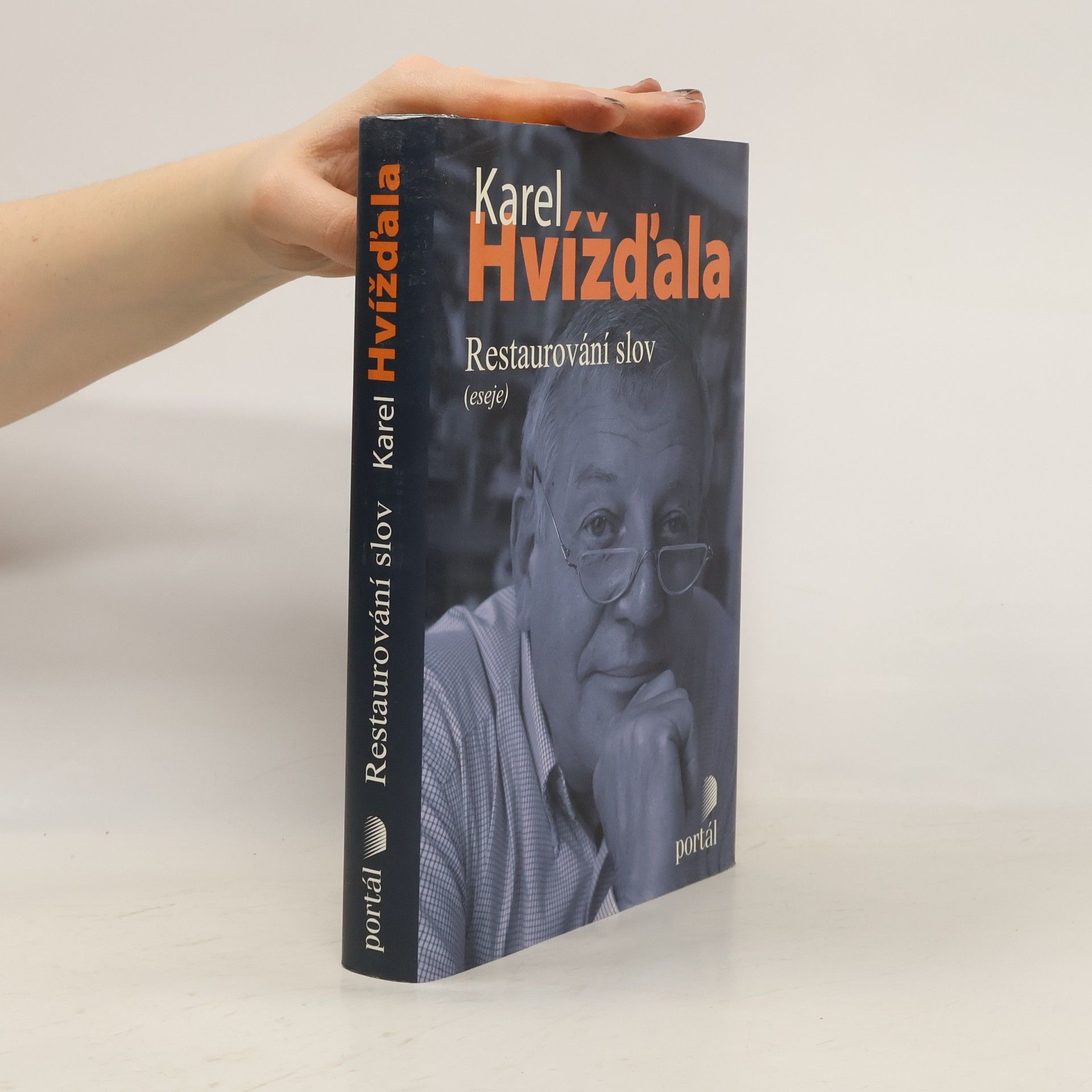 Karel Hvížďala Restaurování slov. Eseje a texty o médiích 2005-2008