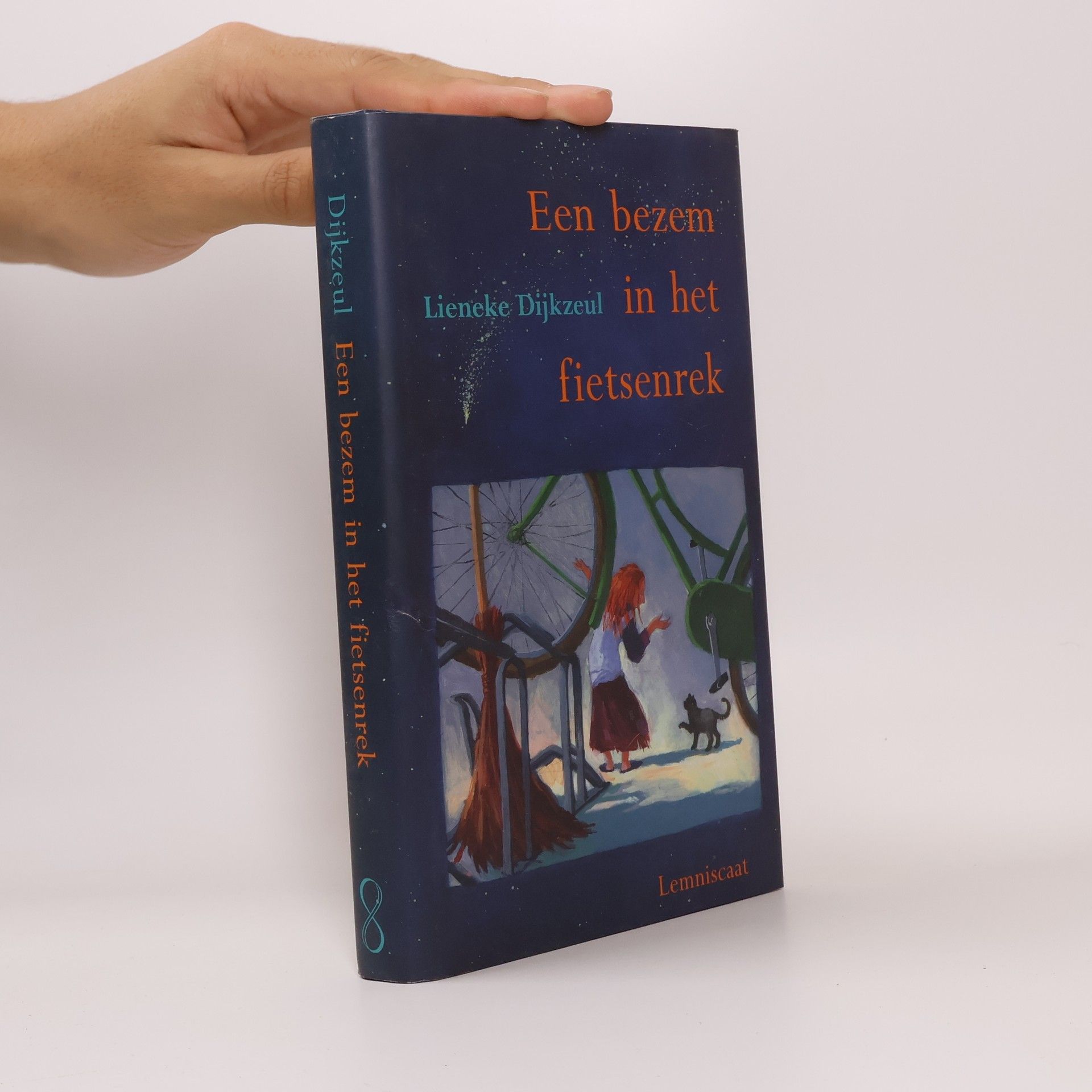 Een bezem in het fietsenrek