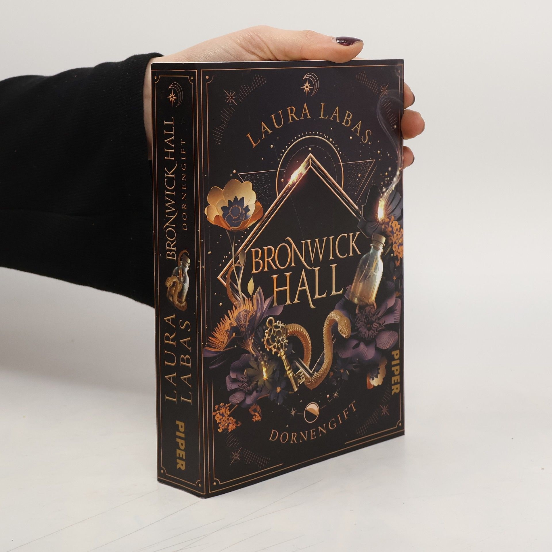 Laura Labas Bronwick Hall – Dornengift