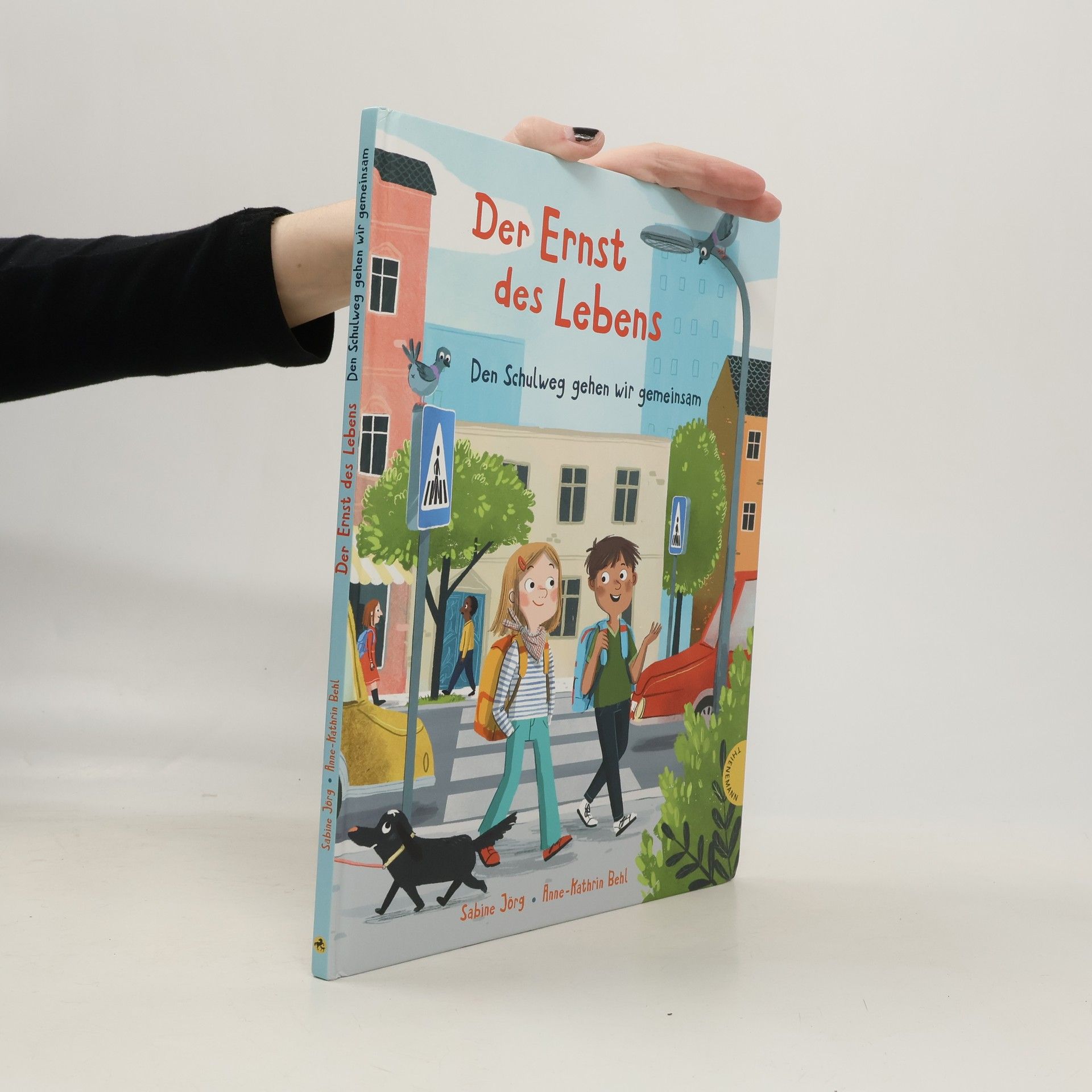 Der Ernst des Lebens. Den Schulweg gehen wir gemeinsam