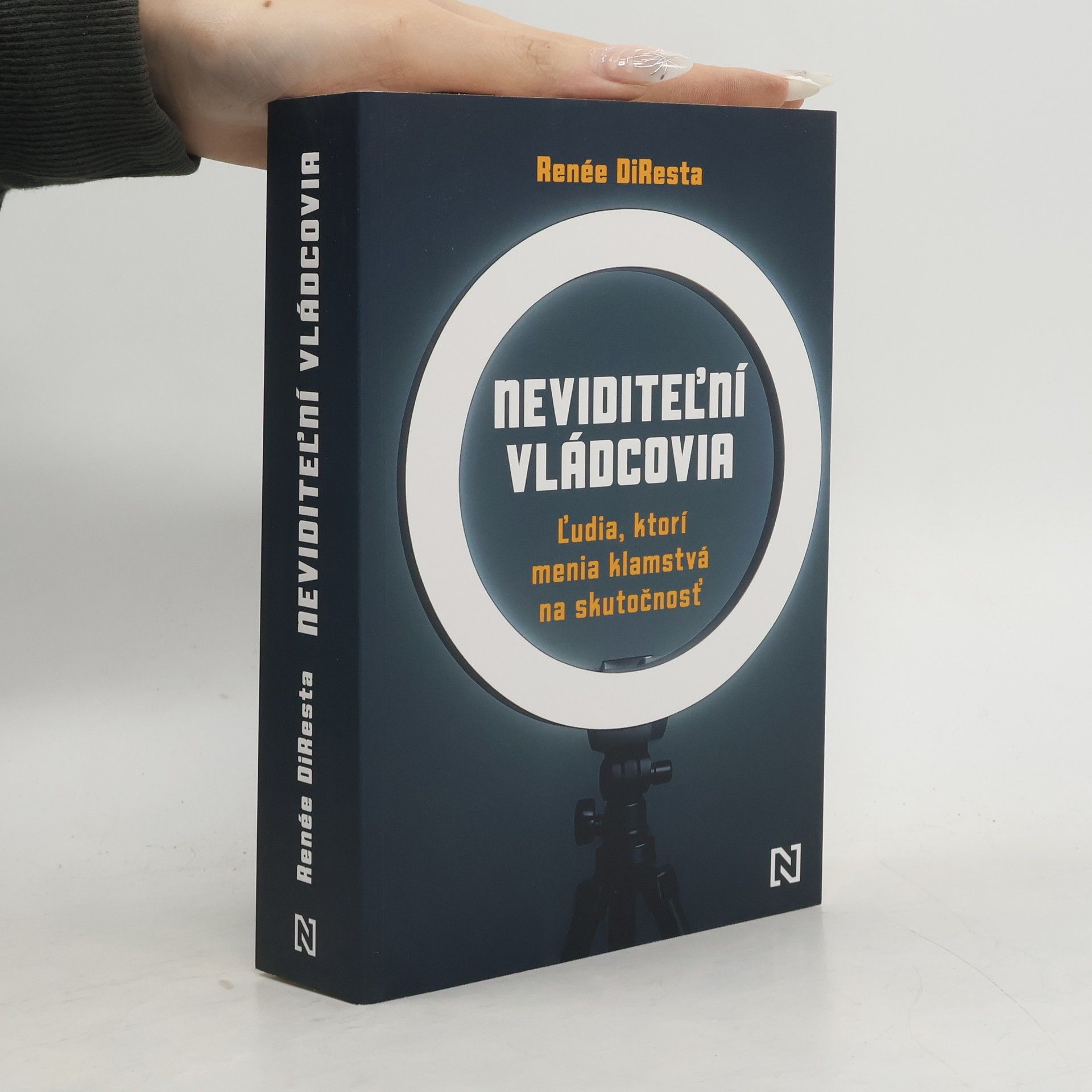 Neviditeľní vládcovia: Ľudia, ktorí menia klamstvá na skutočnosť