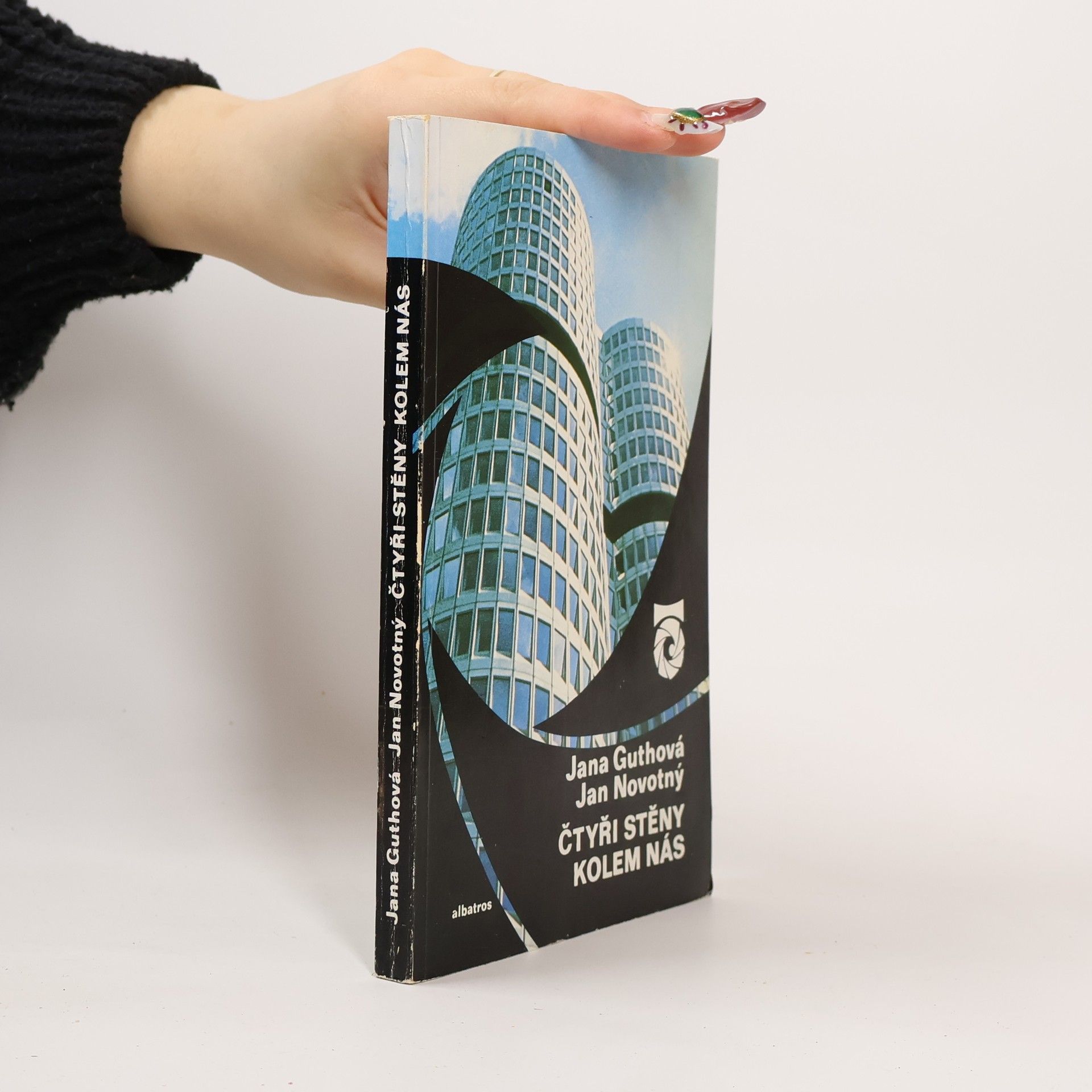 Čtyři stěny kolem nás