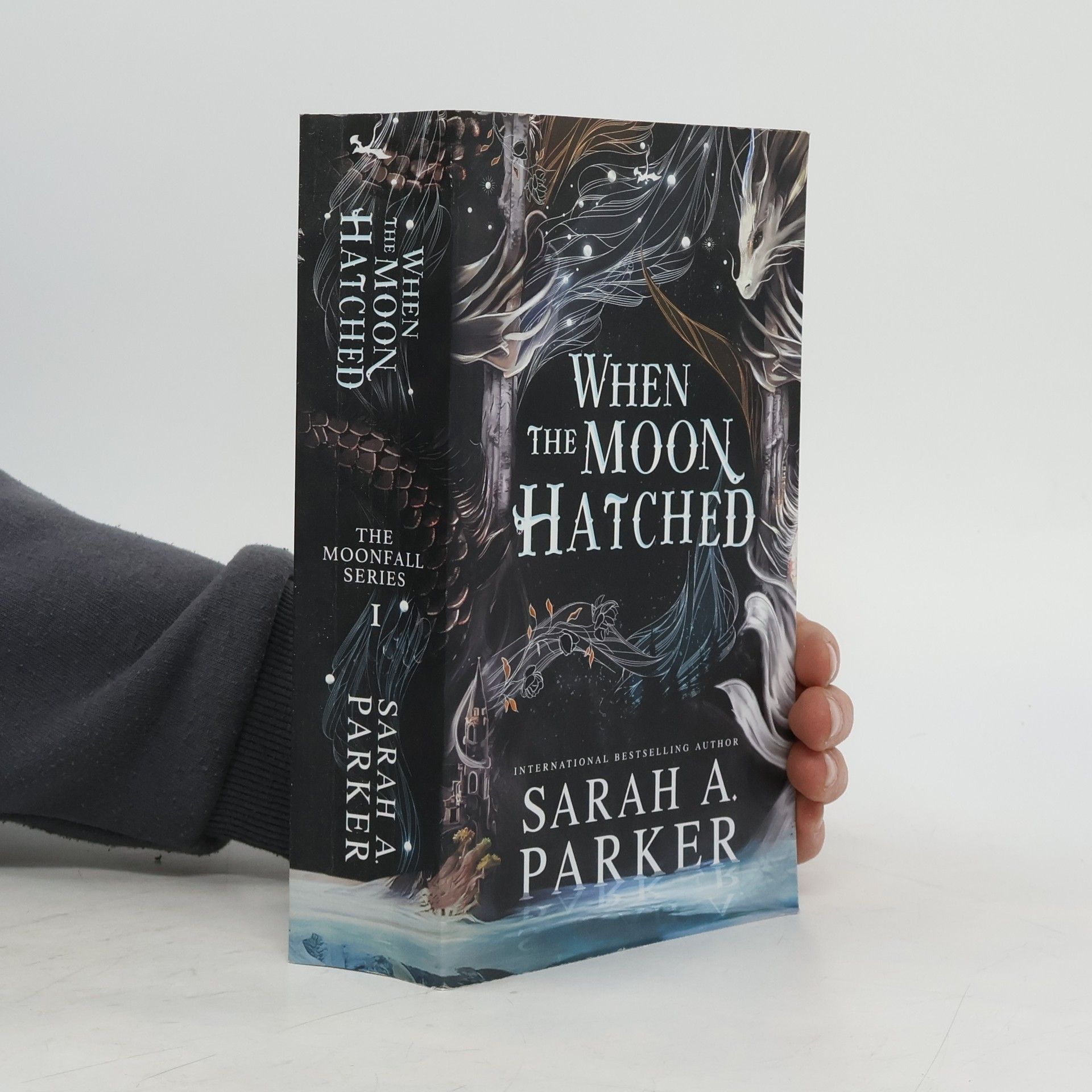 Sarah A. Parker When the Moon Hatched. The moonfall Series I