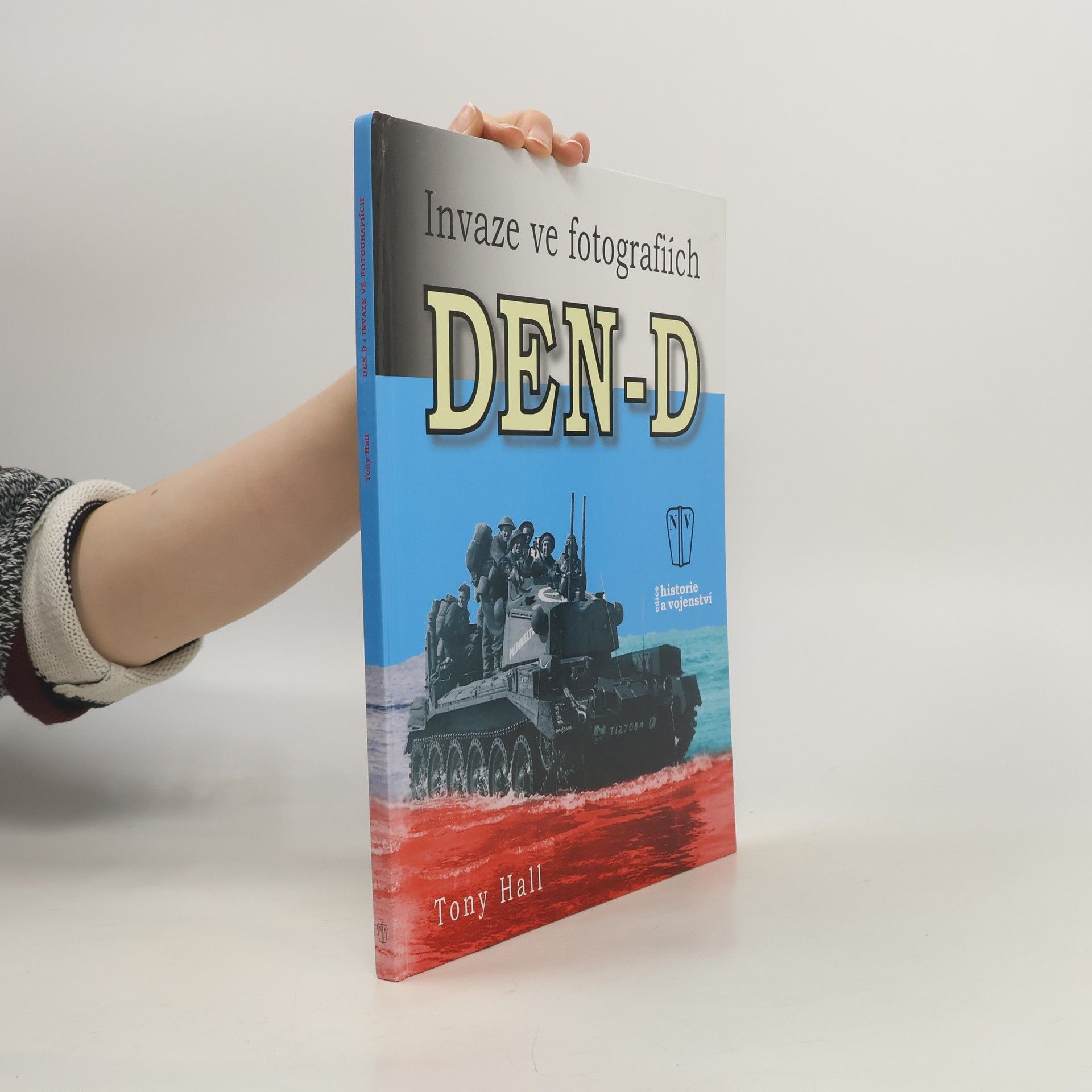 Tony Hall Den-D : invaze ve fotografiích