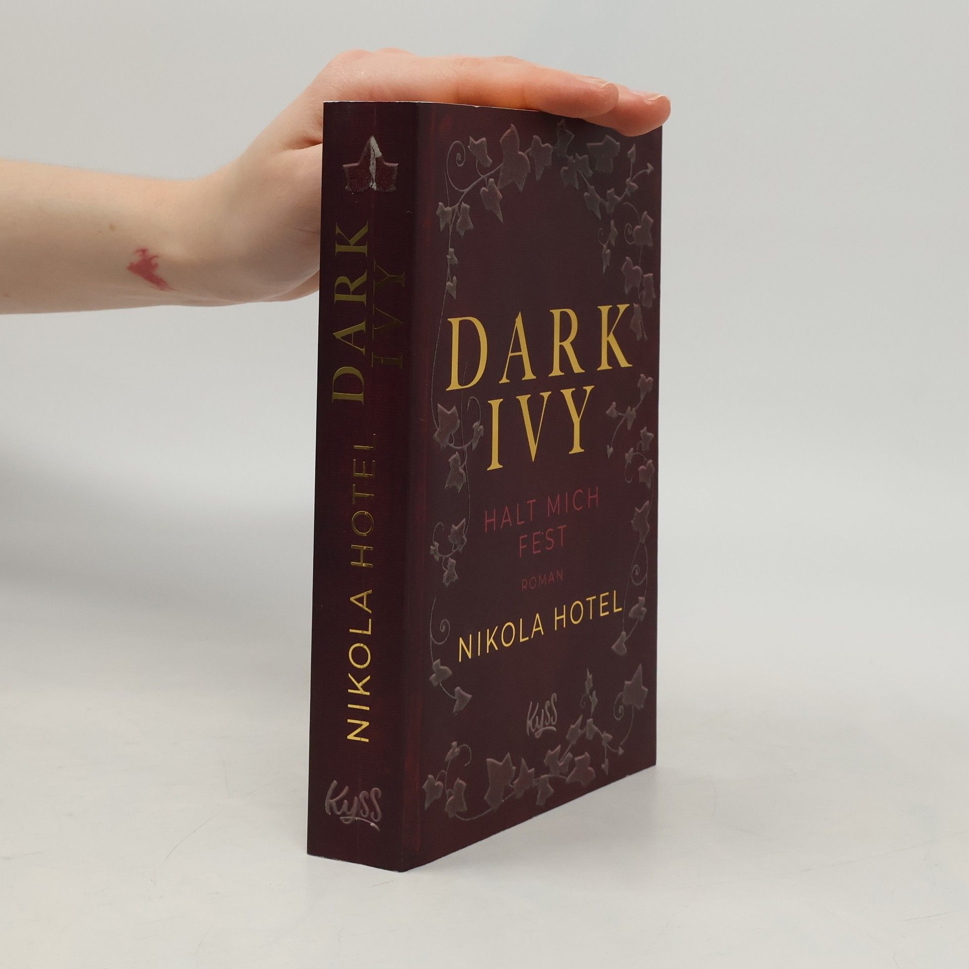 Nikola Hotel Dark Ivy - Halt mich fest