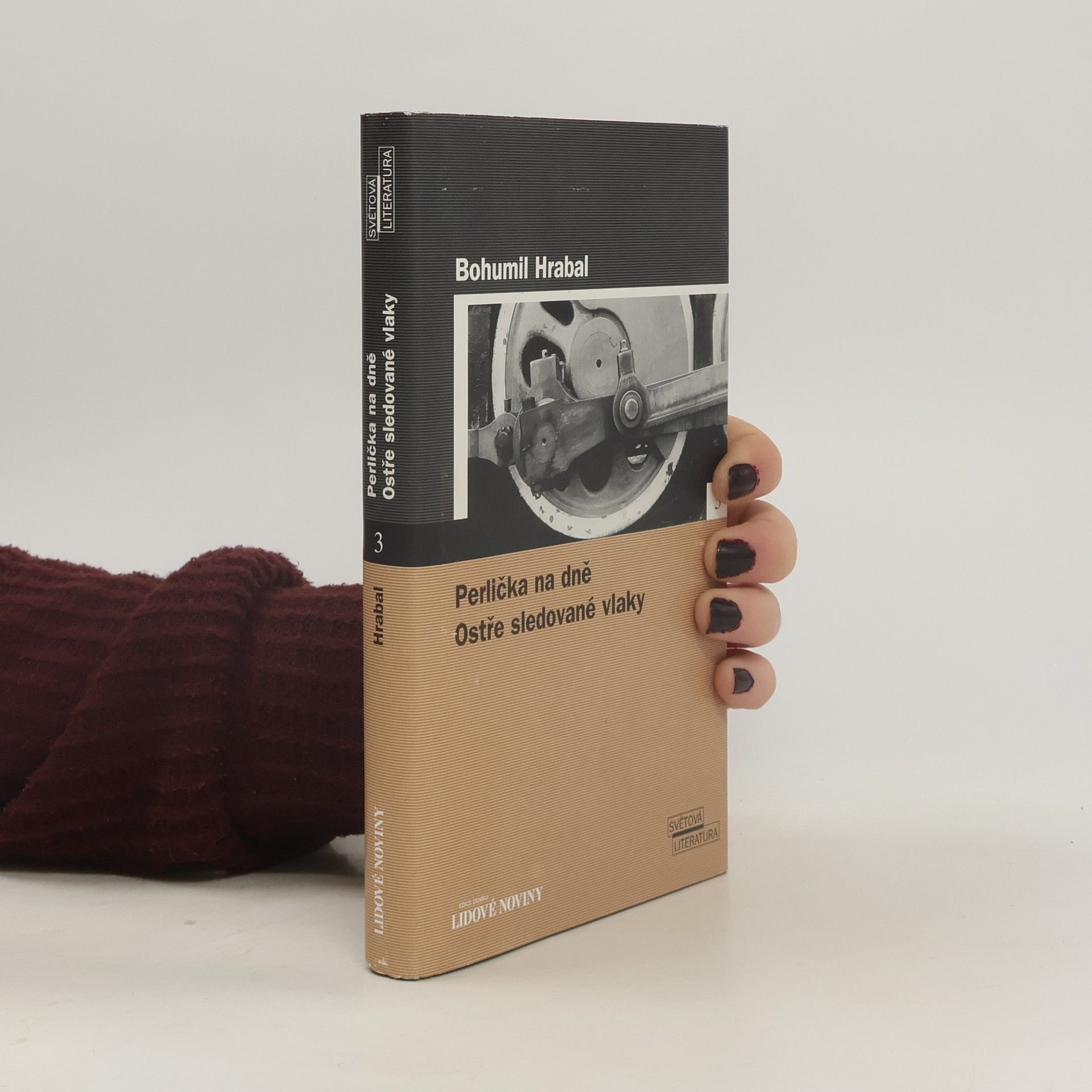 Bohumil Hrabal Perlička na dně. Ostře sledované vlaky.
