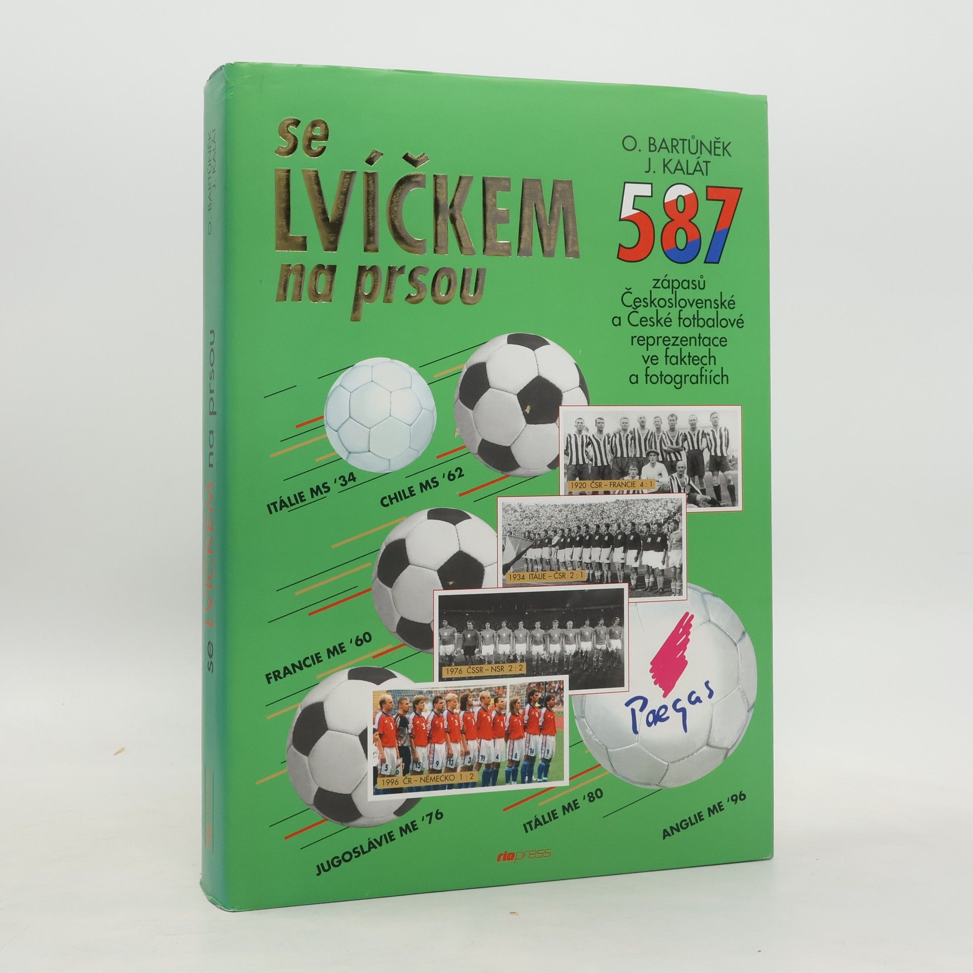 Oldřich Bartůněk Se lvíčkem na prsou