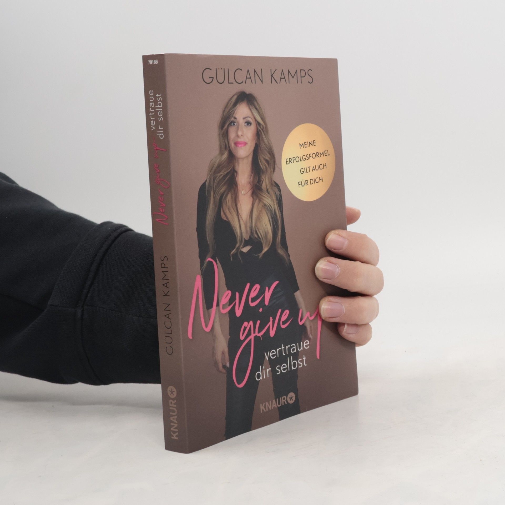 Gülcan Kamps Never give up - vertrau dir selbst